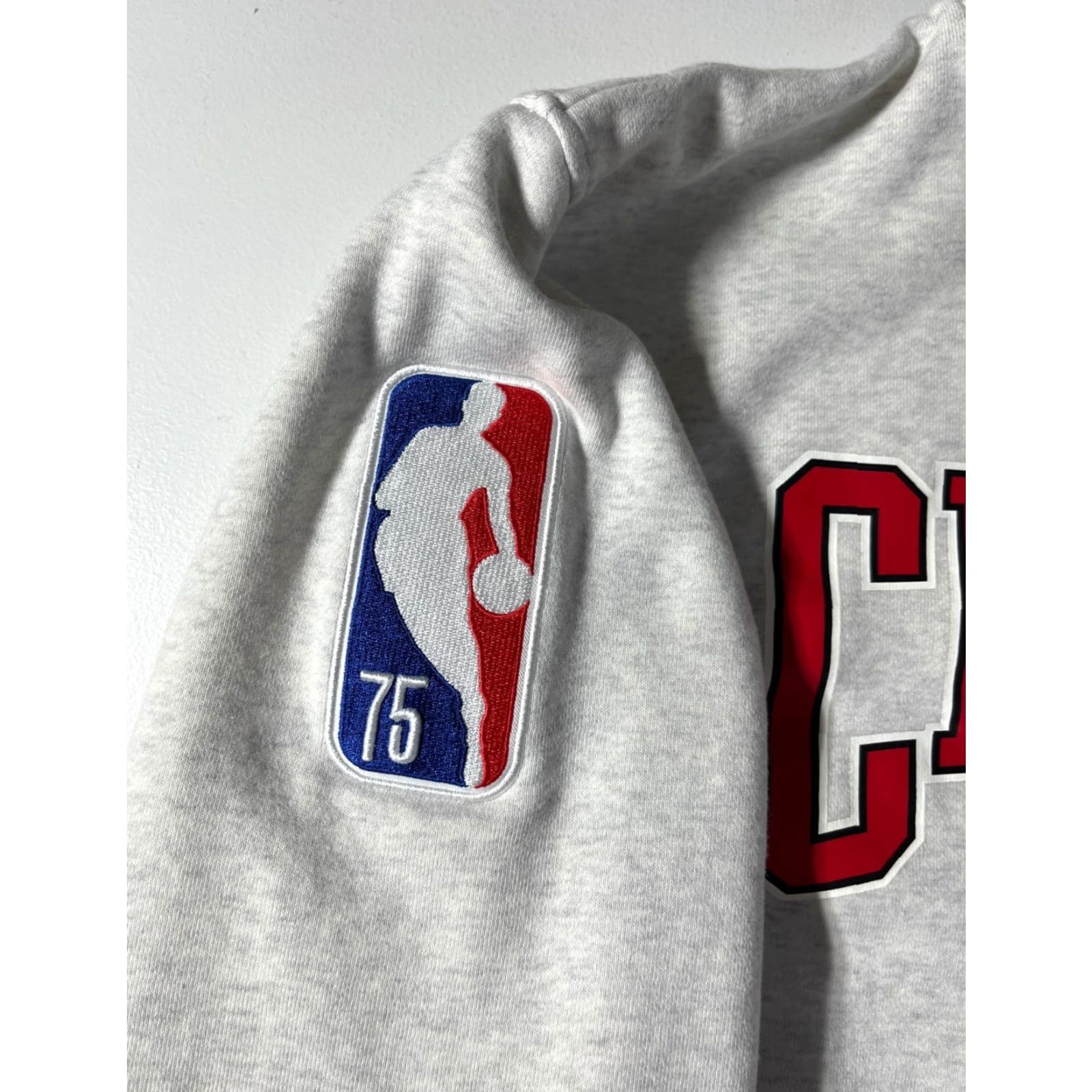Nike Nike Chicago Bulls 75th Anniversary Courtside Ivy League Sweatshirt XL Men Gray Cotton Blend Fleece Embroidered Logo Pullover Sports Vintage Size US XL / EU 56 / 4 - 6 Thumbnail