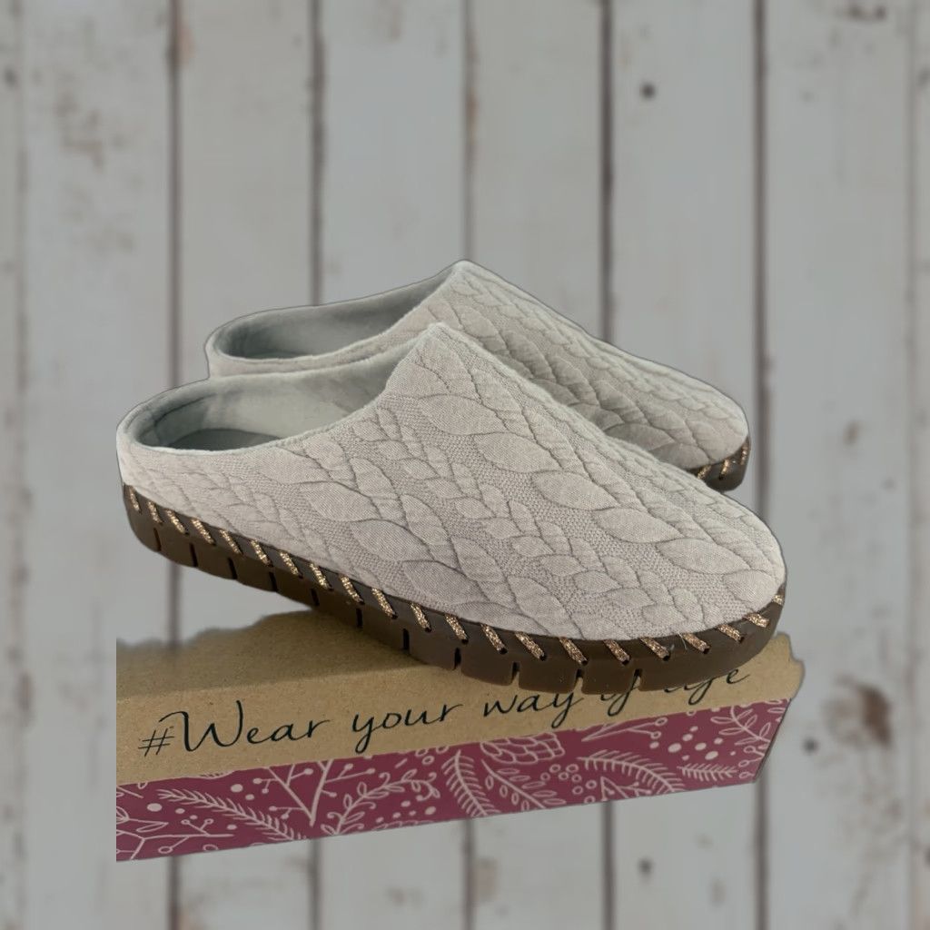 Vintage Muk Luks Slides Womens 7.5 Pink Faux Fur Comfort Cushioned Slip On Casual Platform 1in Rubber Soles Size US 7.5 / IT 37.5 - 1 Thumbnail