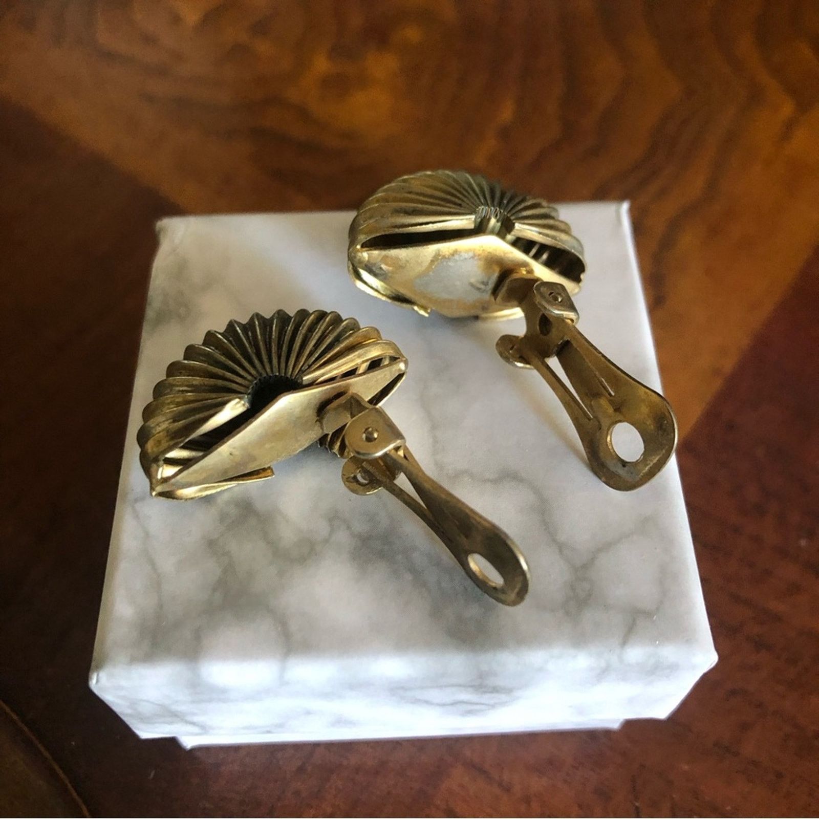 Vintage Vintage 70s brass tone slinky design dome clip on earrings Size ONE SIZE - 6 Thumbnail