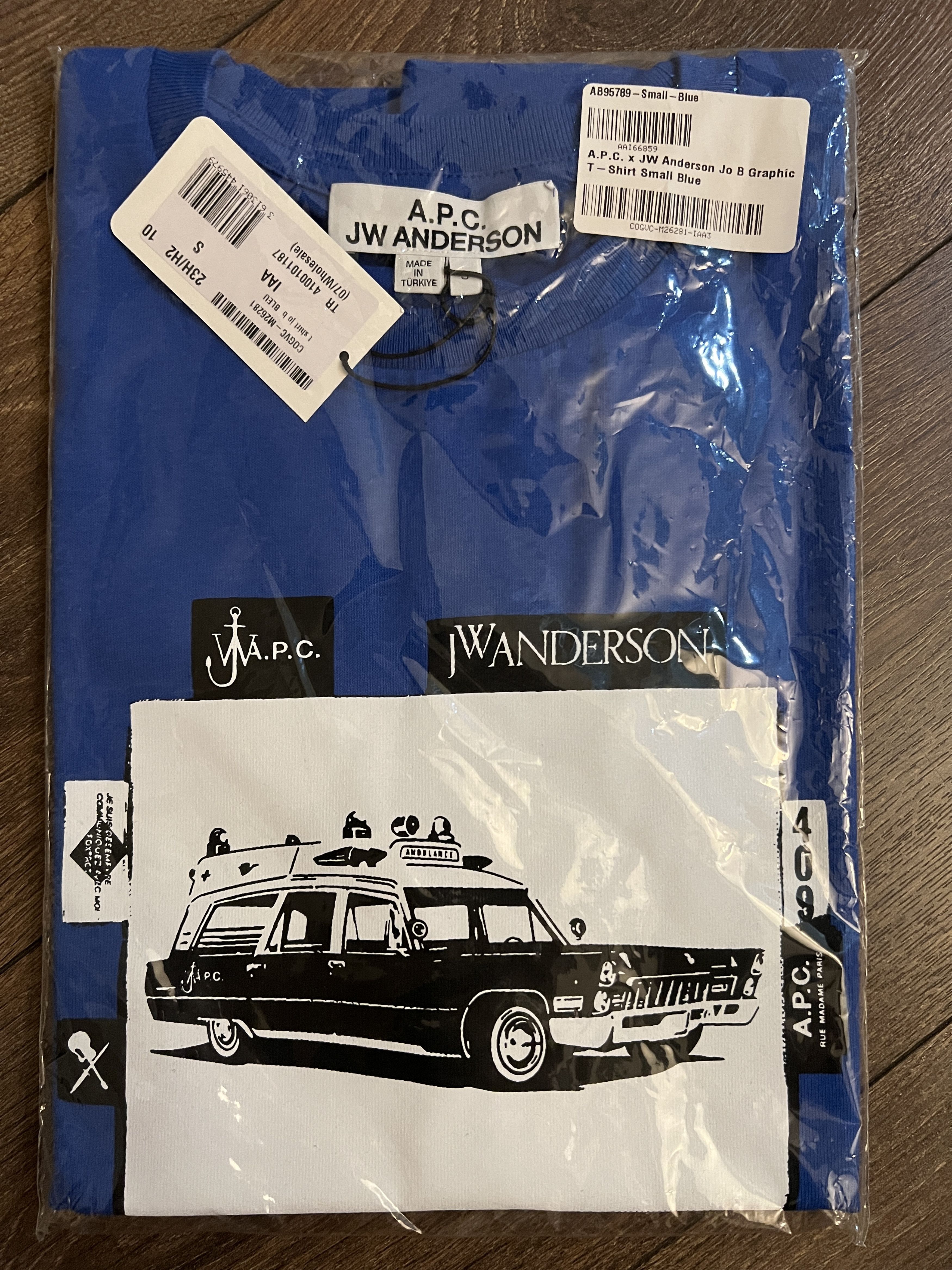 A.P.C. × JW Anderson A.P.C. X JW ANDERSON GRAPHIC logo T-SHIRT size S Size US S / EU 44-46 / 1 - 7 Thumbnail