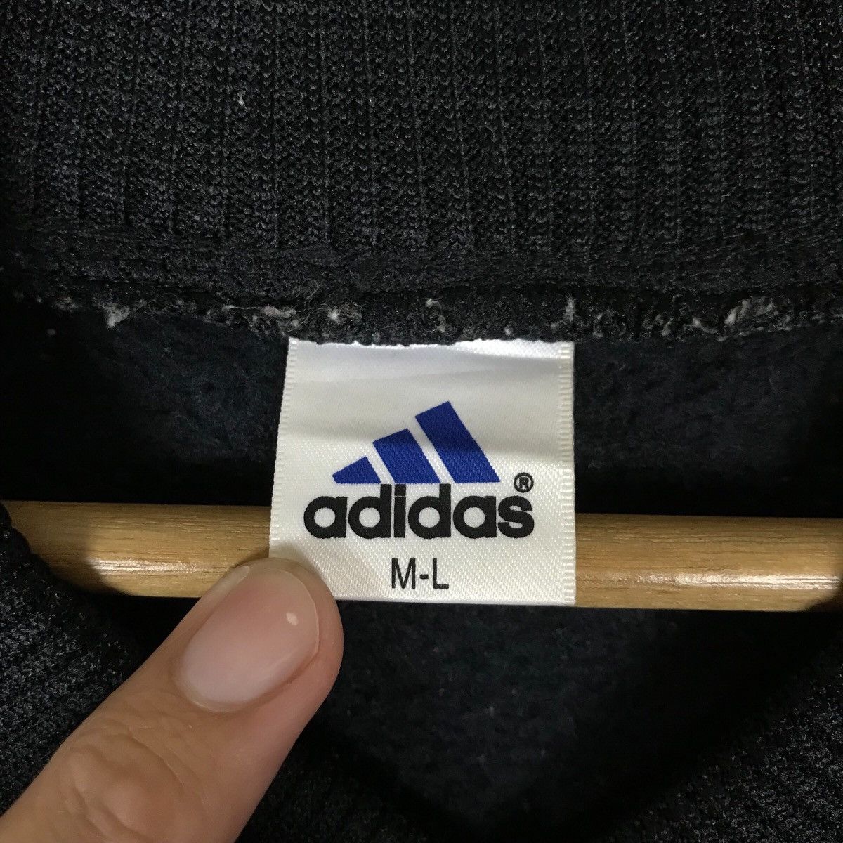 Adidas Adidas Mini Logo V Neck Pullover Jumper Sweatshirt Size US L / EU 52-54 / 3 - 7 Thumbnail