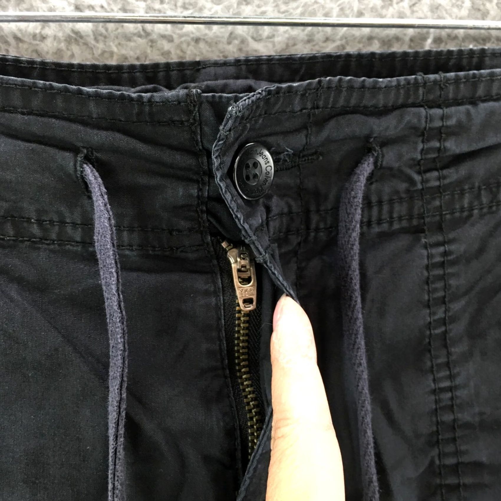 Calvin Klein Calvin Klein Cropped Cargo Pants Womens 4 Black Cotton Mid Rise Flat Front Zip Size 27" / US 4 / IT 40 - 4 Thumbnail