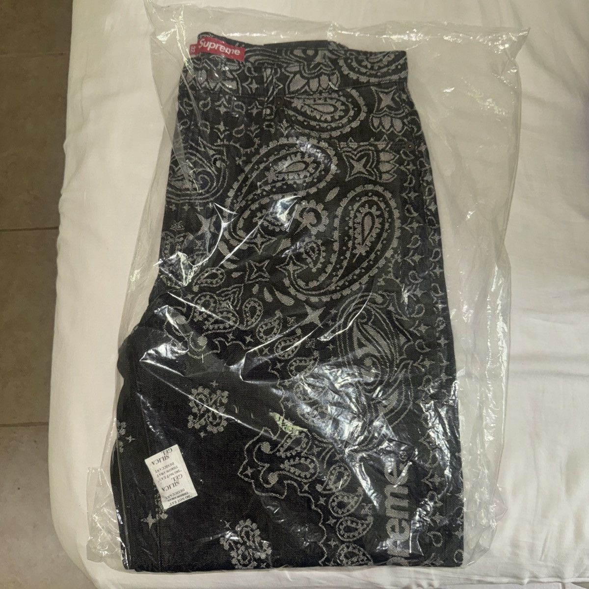Supreme Supreme Bandana Jacquard Baggy Jean IN HAND Size US 32 / EU 48 - 1 Thumbnail