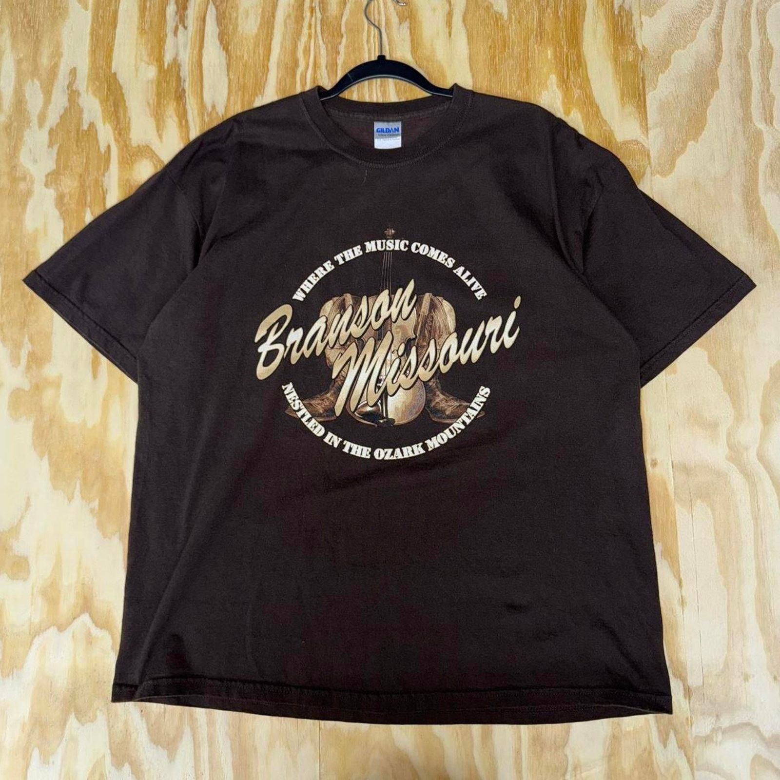 Gildan Vintage y2k branson missouri boots guitar 2000s brwn t-shirt Size US XL / EU 56 / 4 - 1 Thumbnail