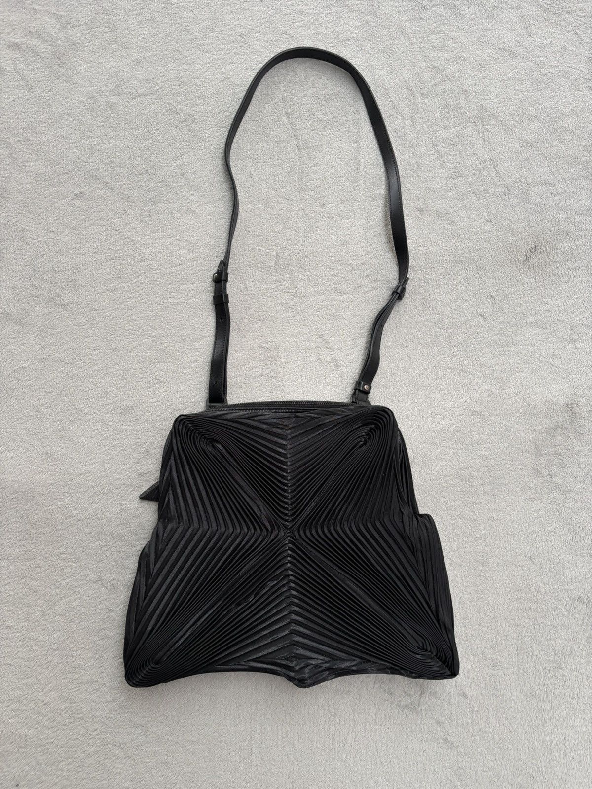 Issey Miyake Issey Miyake Meteorite Sling Bag Size ONE SIZE - 1 Thumbnail