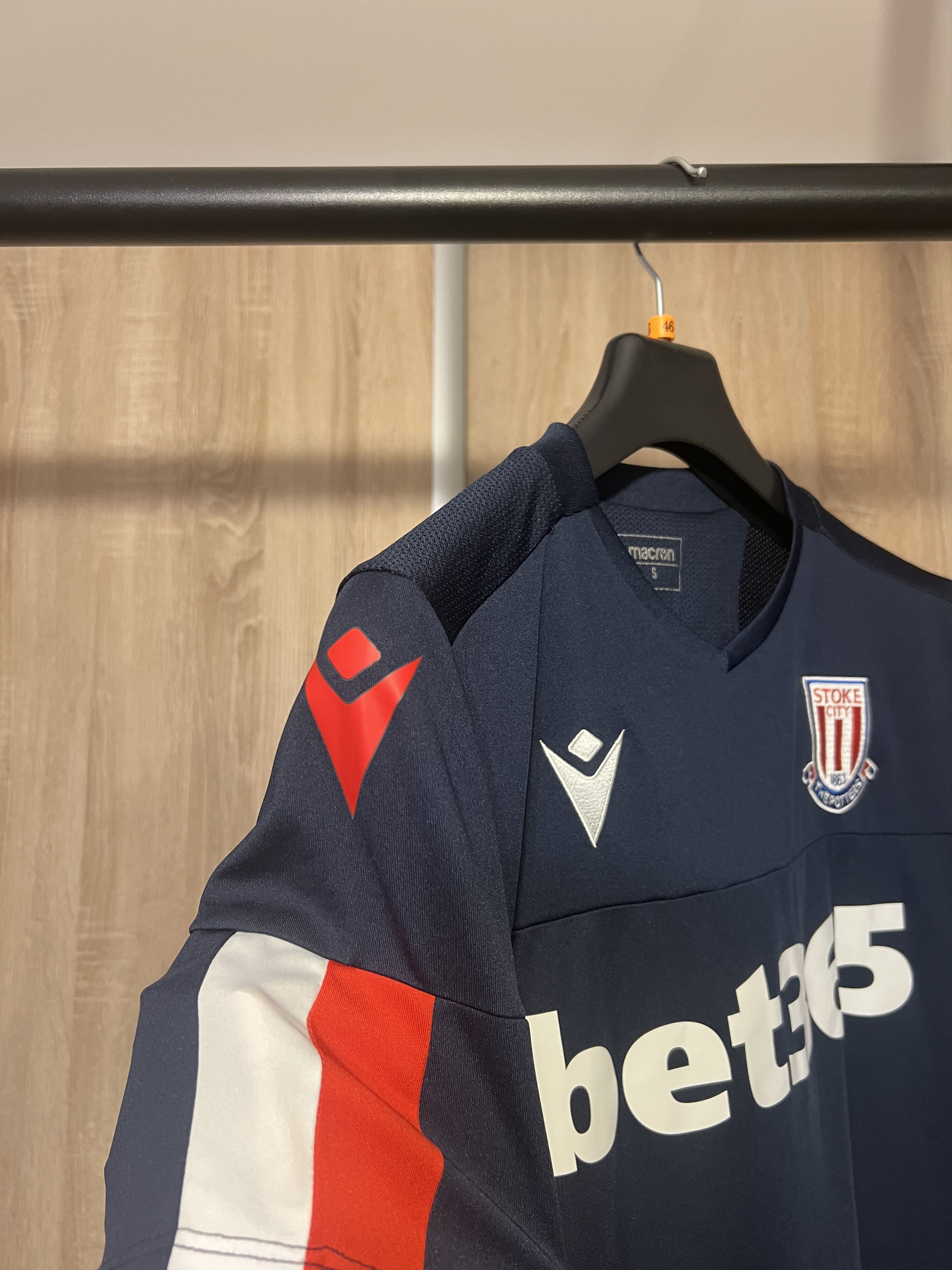Macron STOKE CITY FOOTBALL SHIRT JERSEY TRAINING MACRON Size US S / EU 44-46 / 1 - 4 Thumbnail
