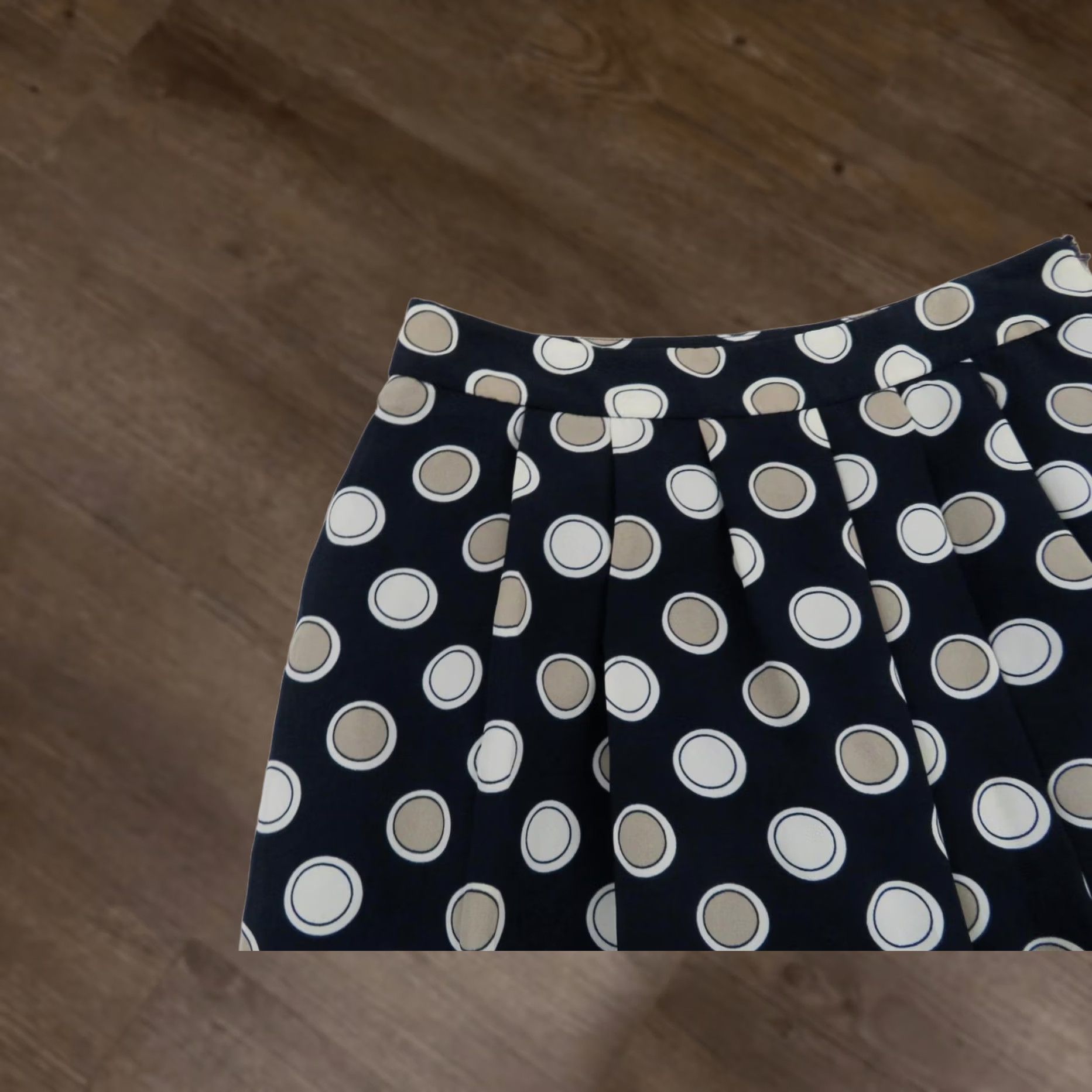 Banana Republic VINTAGE Banana Republic Navy Blue Polka Dot A-Line Skirt Womens 2 XS Knee Length Navy Blue Pattern 90s? Size 26" / US 2 / IT 38 - 1 Thumbnail