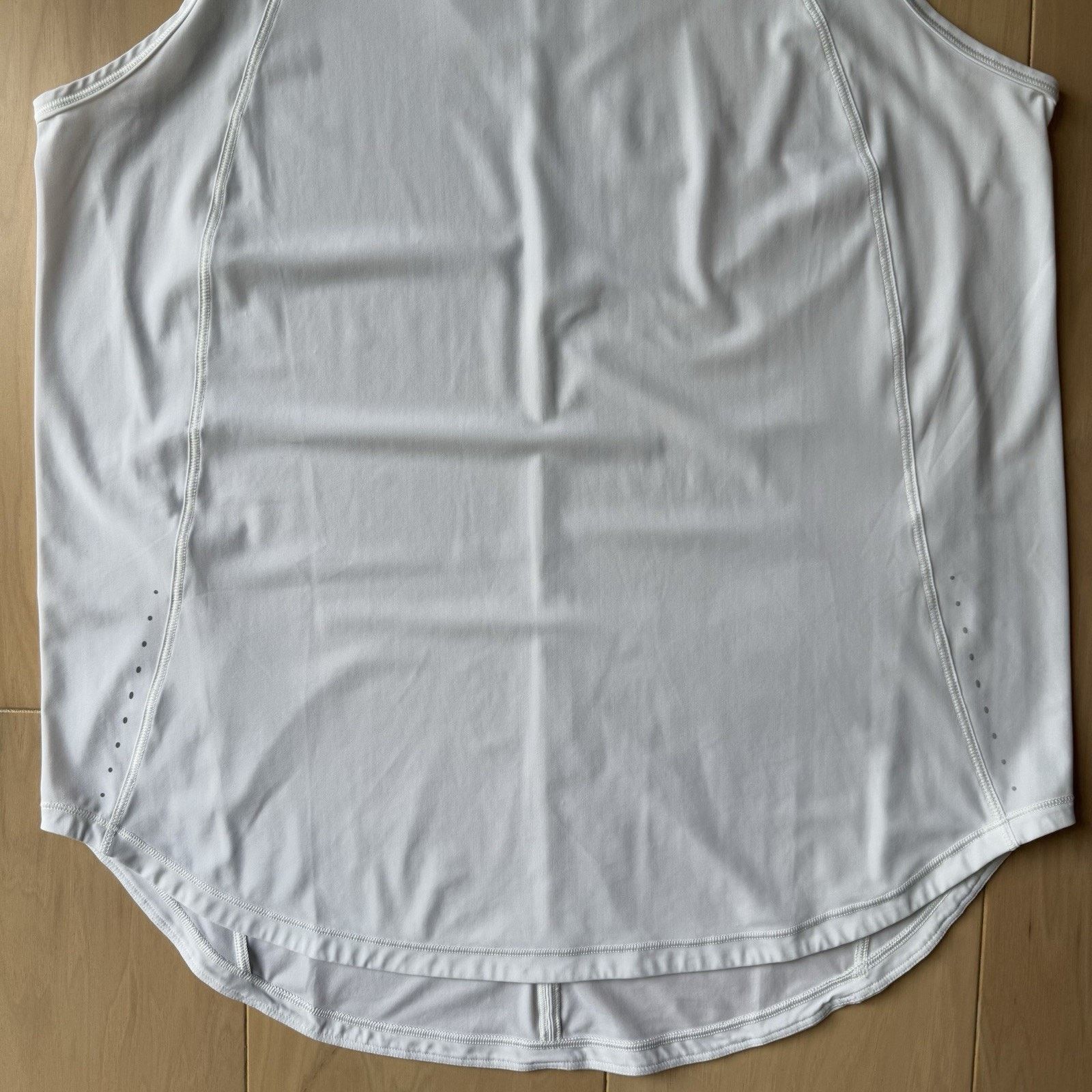 Lululemon Lululemon Tank Top Women's 6 White Vent Surge Workout Size M / US 6-8 / IT 42-44 - 4 Thumbnail