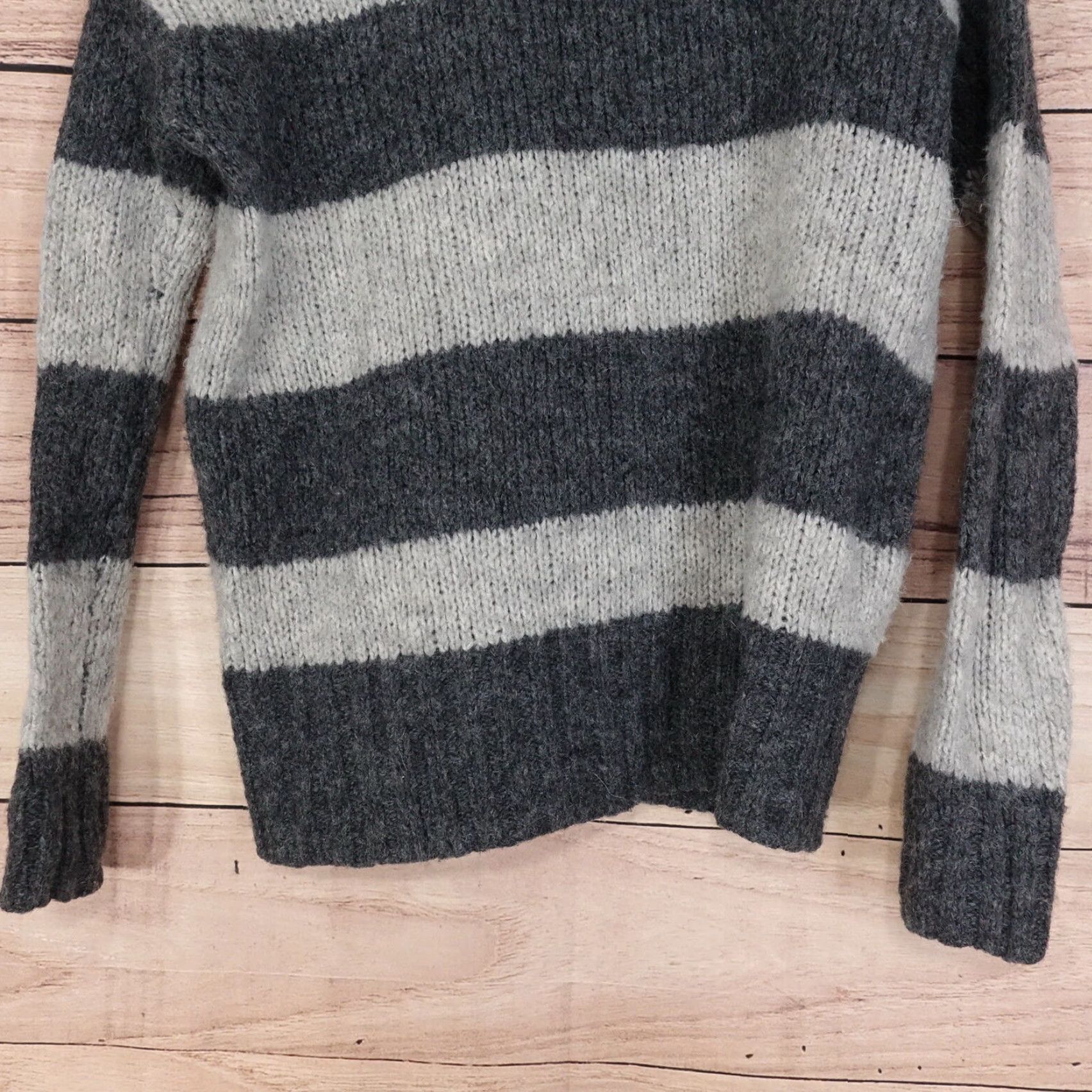 American Eagle Outfitters AMERICAN EAGLE SWEATER WOMENS SIZE SMALL GREY STRIPED PULLOVER Sweater Womens Small Size S / US 4 / IT 40 - 3 Thumbnail