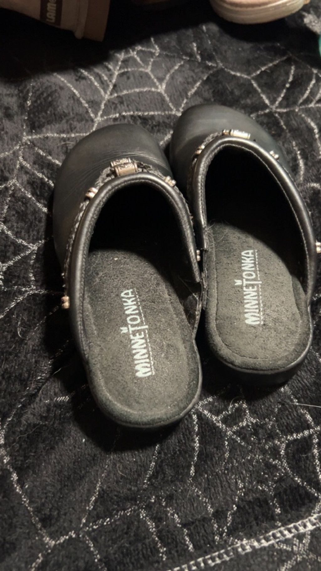 Minnetonka Minnetonka Black Leather Clogs with Silver Accents Size 5.5 Size US 5.5 / IT 35.5 - 3 Thumbnail