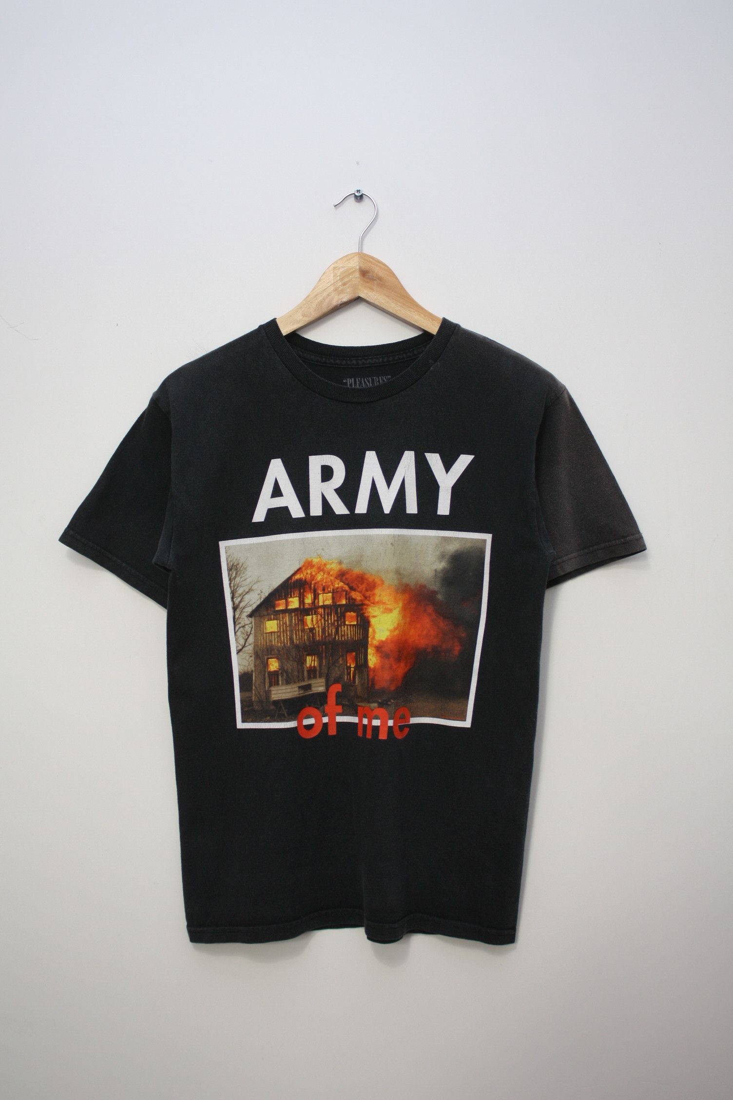 Pleasures Pleasures "Army Of Me" Burning House Black T-Shirt Small Size US S / EU 44-46 / 1 - 1 Thumbnail