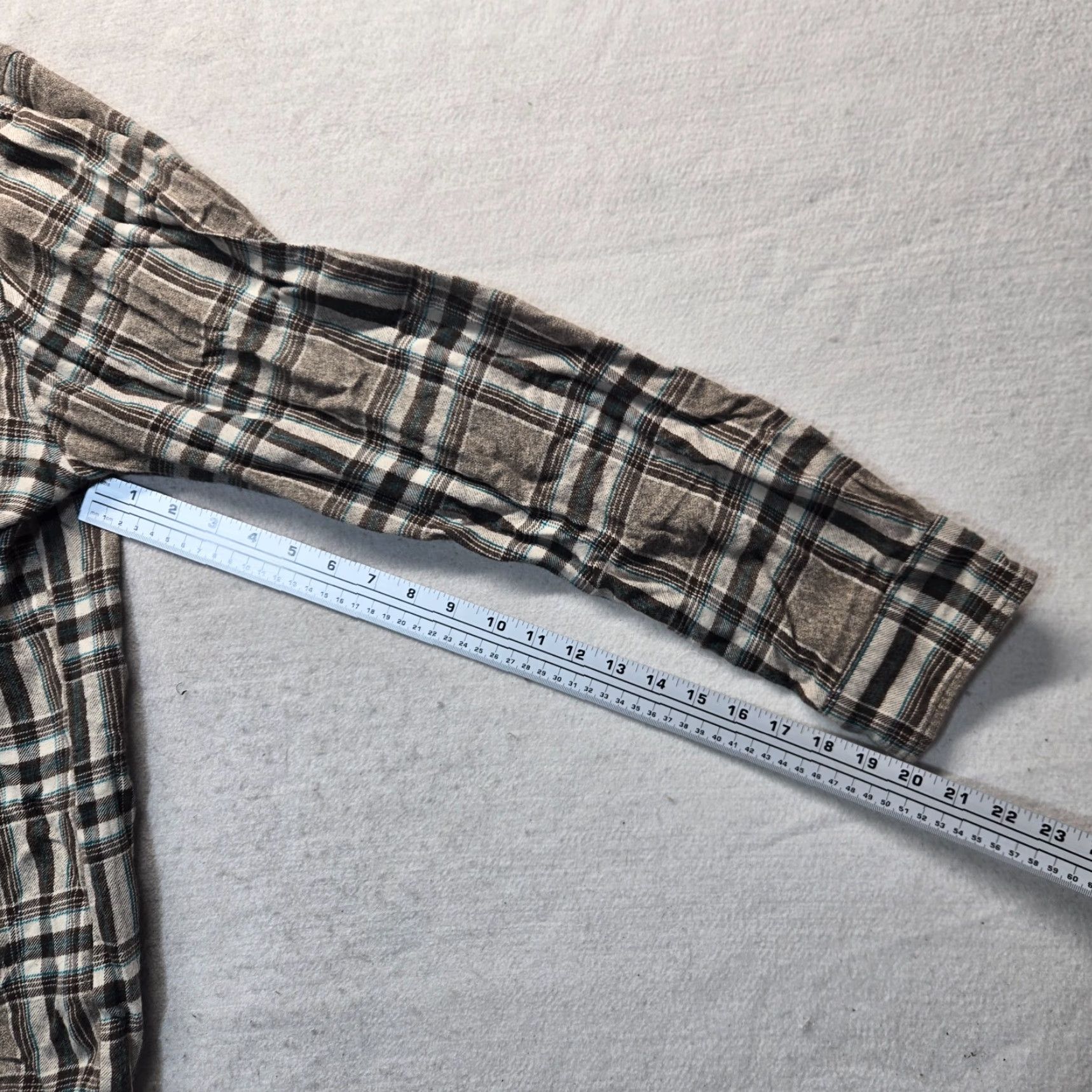 Van Heusen VINTAGE Van Heusen Shirt Plaid Gray Flannel Cotton Adult 2XL Button-Up Long Sleeve Relaxed Mens XXL Gray Plaid Shirt Size US XXL / EU 58 / 5 - 5 Thumbnail