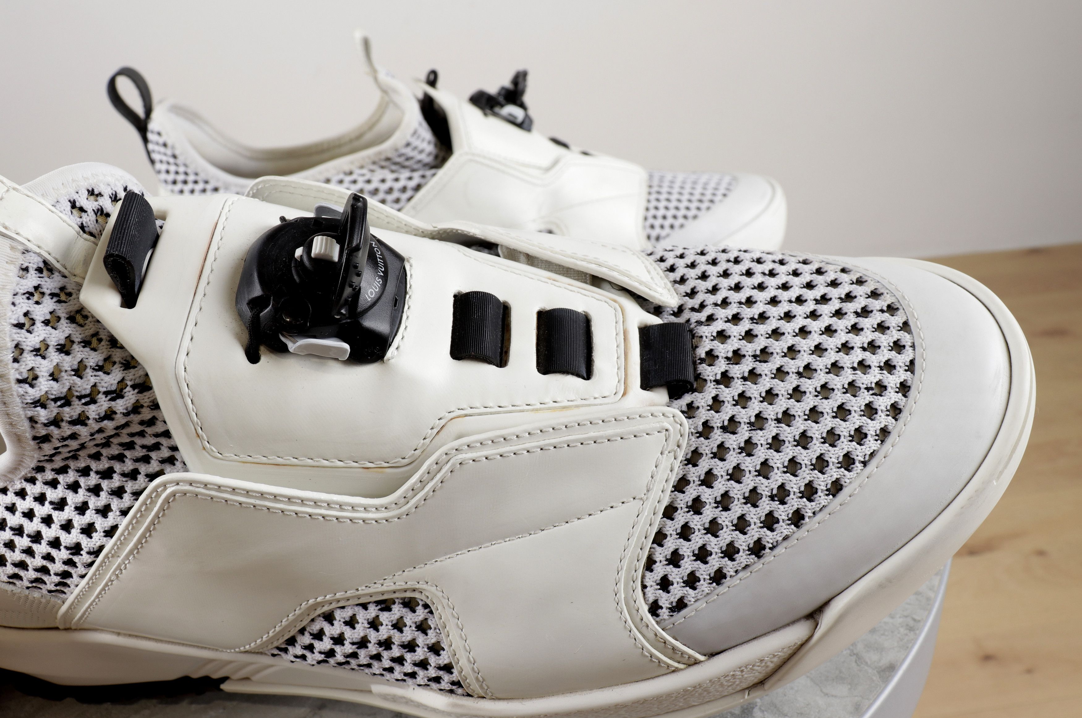 Louis Vuitton LOUIS VUITTON Mesh Leather White Black Low Sneakers Size US 10 / EU 43 - 15 Thumbnail