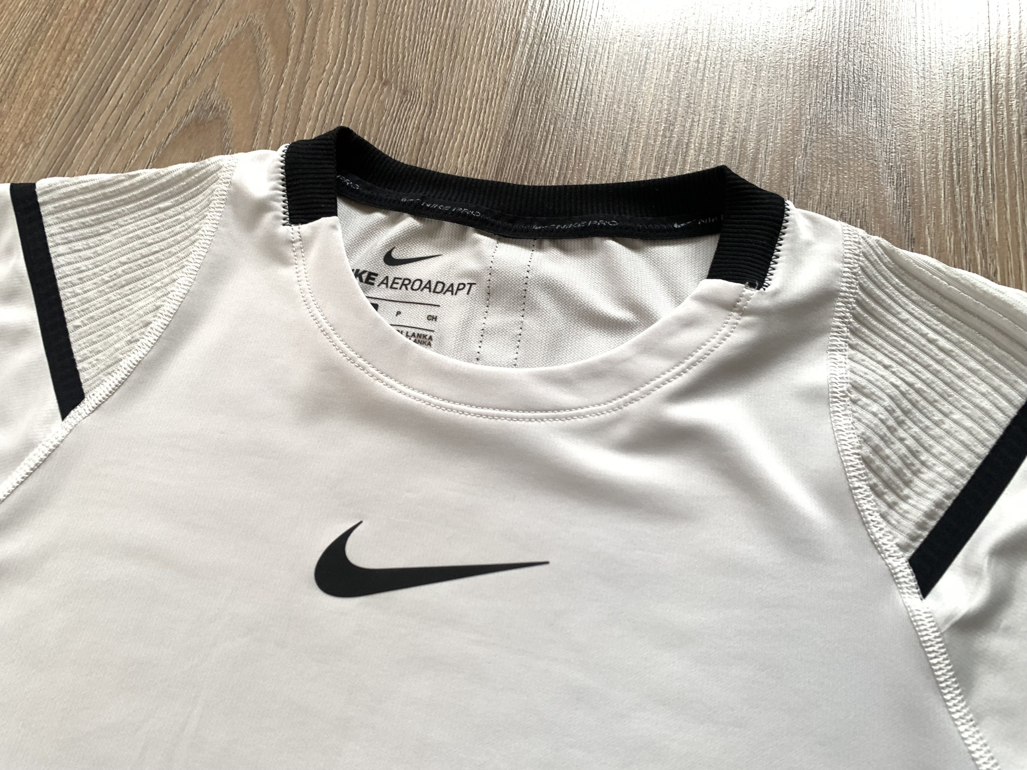 Nike Nike Pro Aeroadapt Centr Logo White Training T Shirt Size US S / EU 44-46 / 1 - 4 Thumbnail