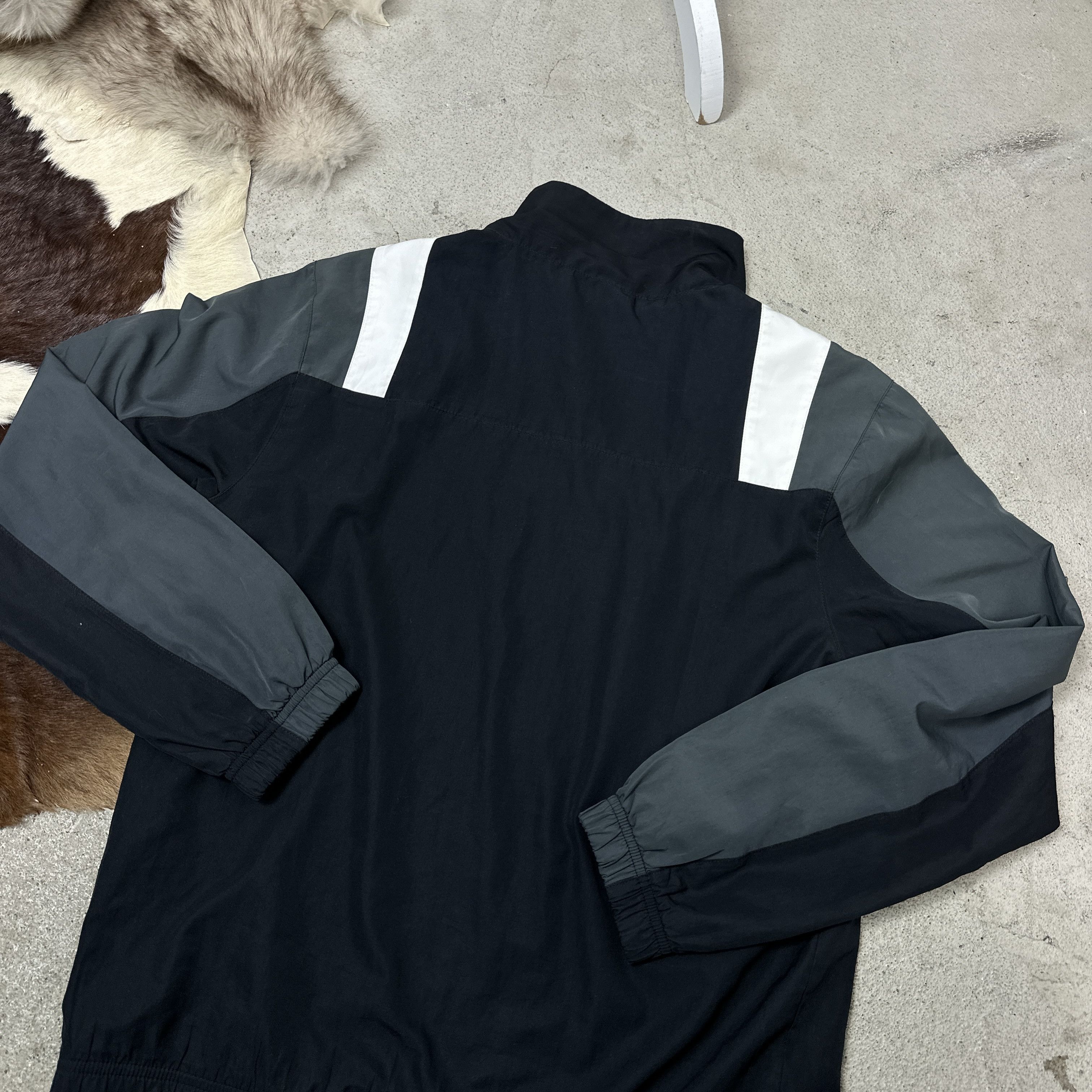 Nike Vintage Outdoor Sporty Nike Windbreaker Jacket 00s Size US M / EU 48-50 / 2 - 7 Thumbnail