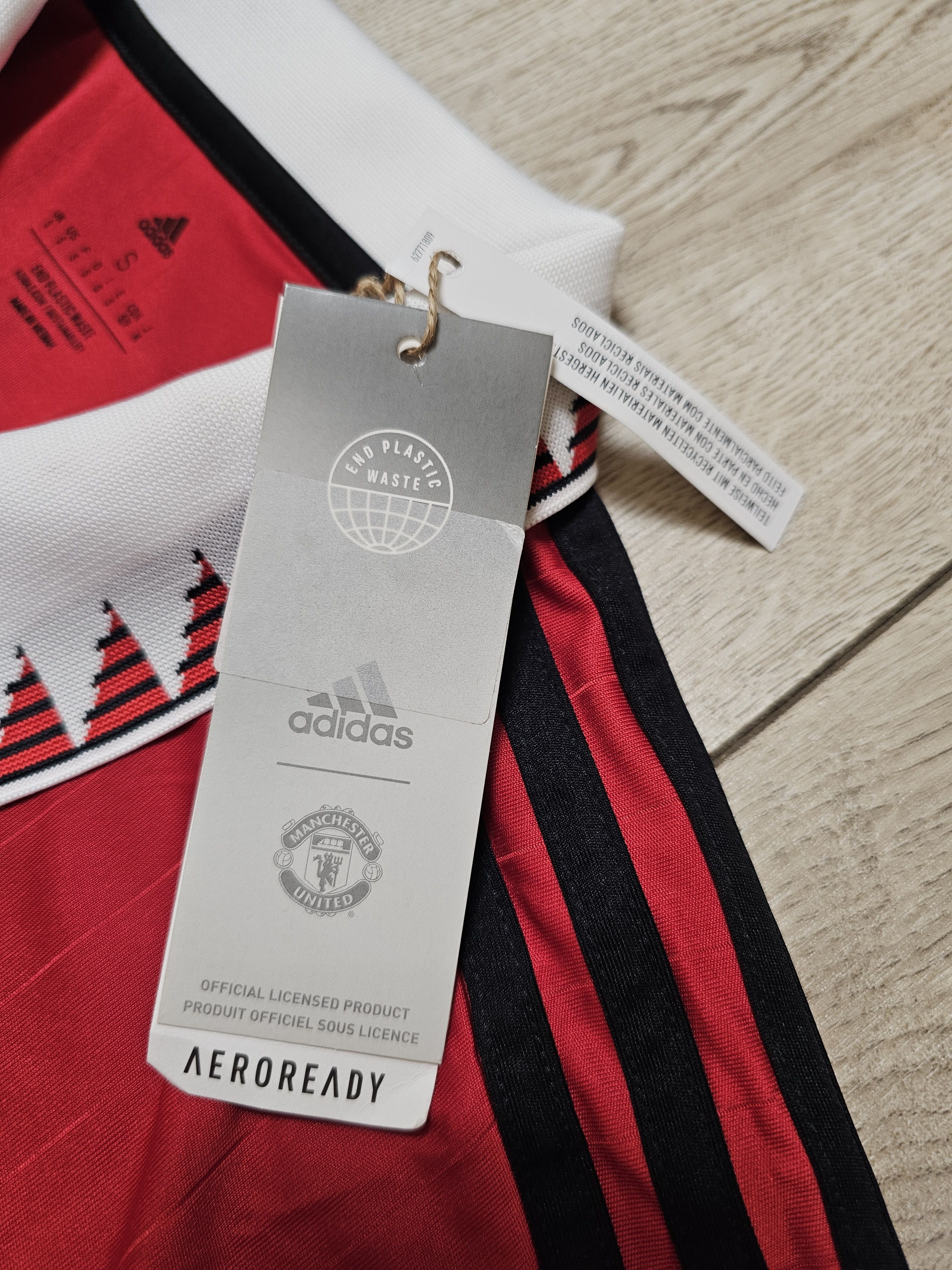 Adidas MANCHESTER UNITED 2022 2023 RONALDO FOOTBALL SOCCER JERSEY Size US S / EU 44-46 / 1 - 9 Thumbnail