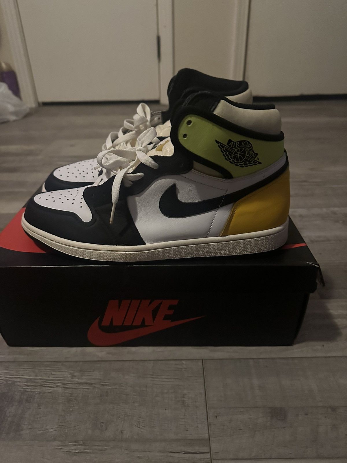 Jordan Brand × Nike Air Jordan 1 Retro High White/ Black/ Volt/ University Gold Size US 10.5 / EU 43-44 - 7 Thumbnail