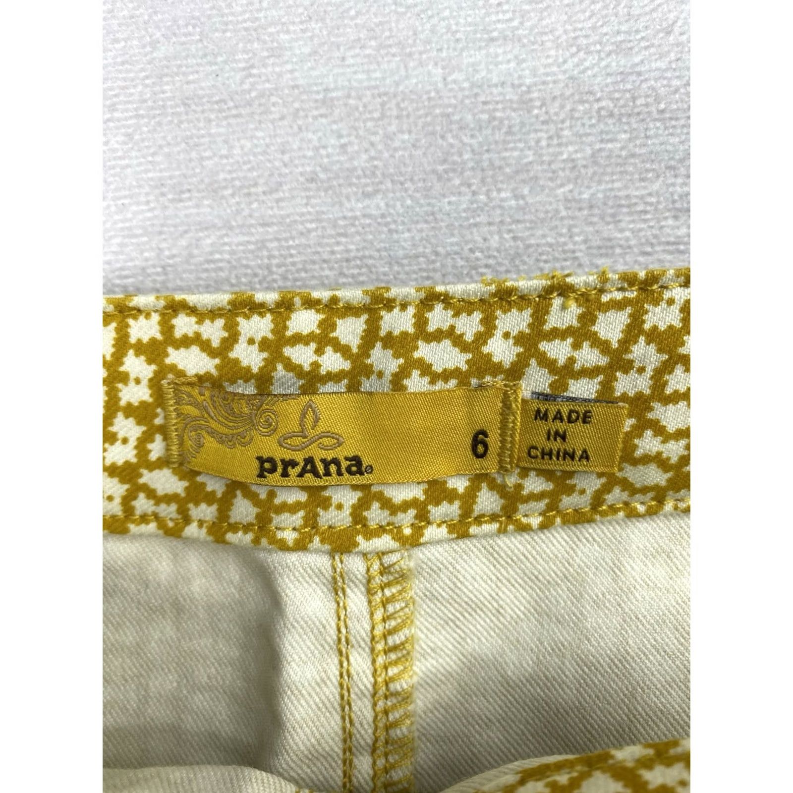 Prana prAna Mini Skirt Sz 6 Gold Geometric Print Outdoor Hiking Casual Shirt? Size 28" / US 6 / IT 42 - 7 Thumbnail
