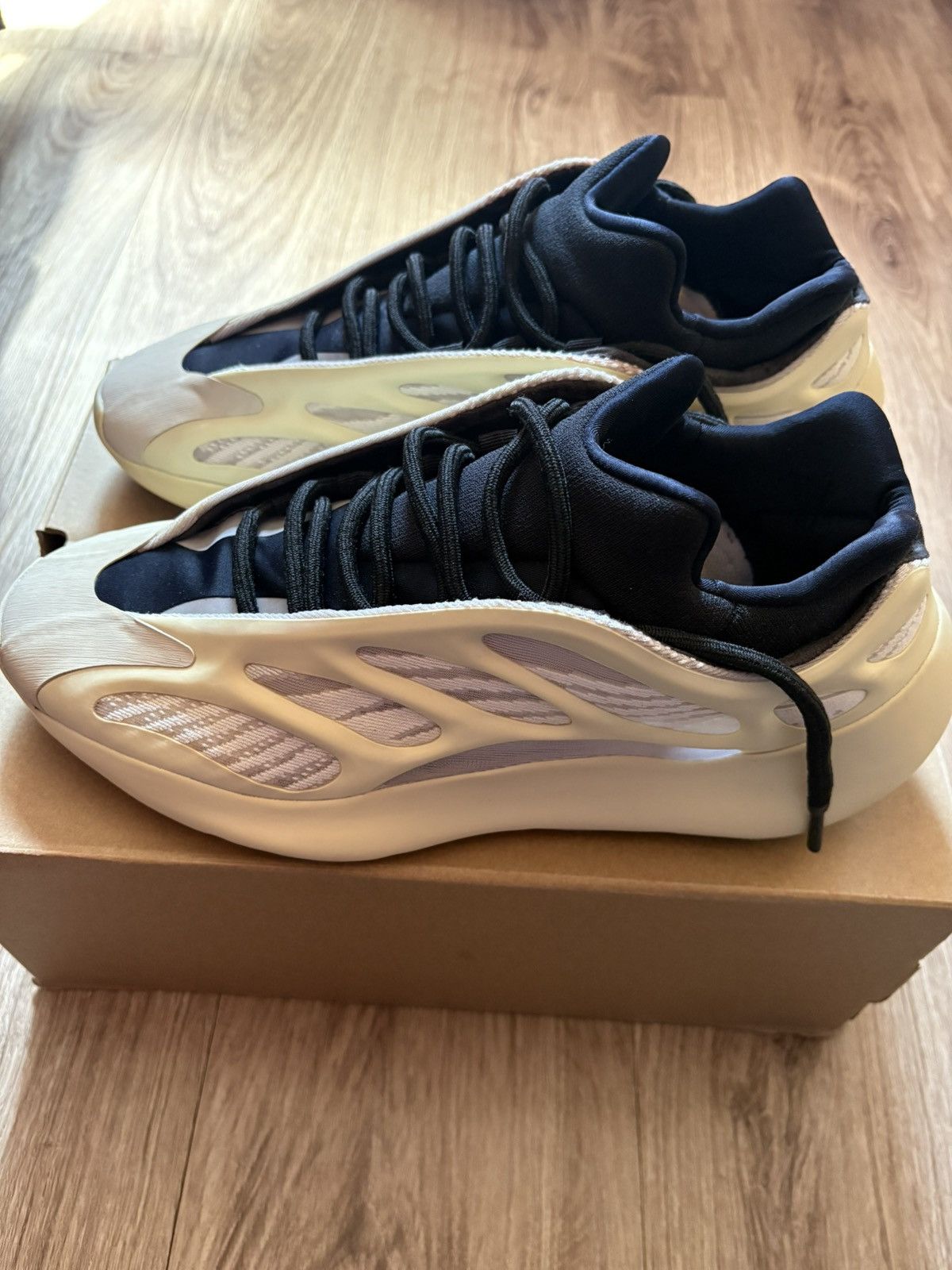 Yeezy Adidas Yeezy 700 V3 Azael Size US 10 / EU 43 - 2 Thumbnail