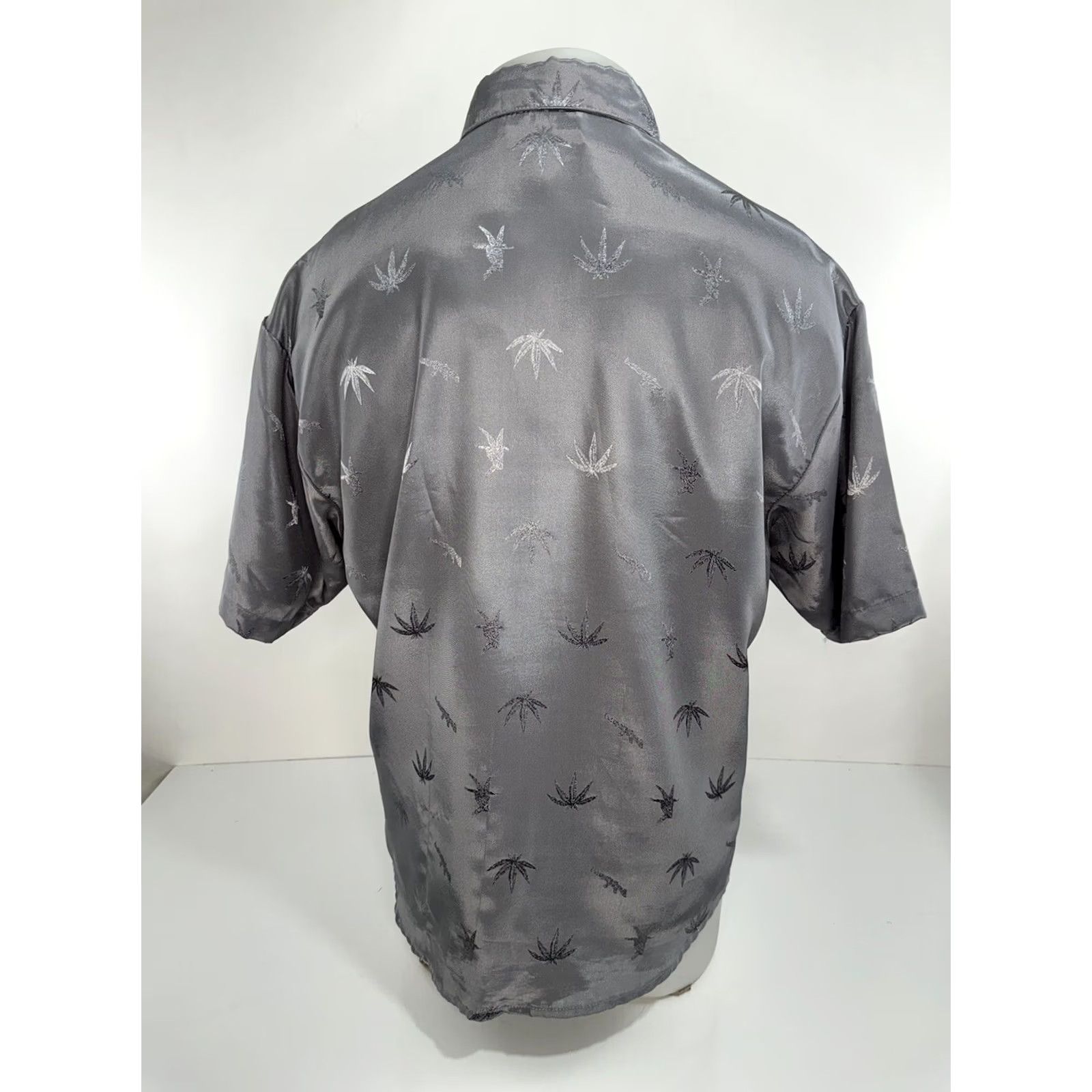 Vintage Jhovanny Italy / USA - 420 AK47 AR15 Assault Rifle ALL OVER Weed M Shirt Button-Up Short Sleeve Silver Men M USA 90s C7 Size US M / EU 48-50 / 2 - 5 Thumbnail