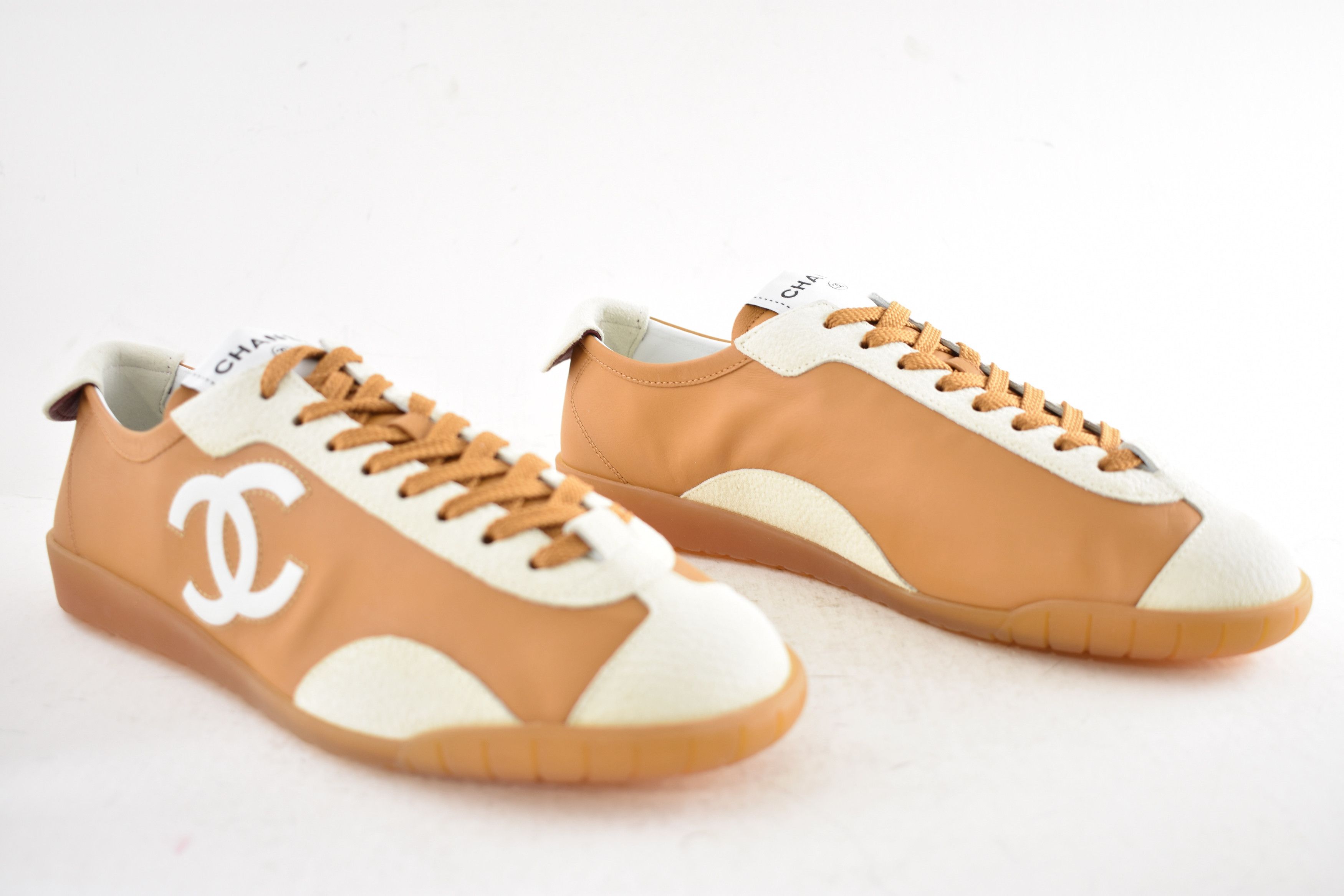 Chanel 26P White Leather Suede CC Logo Runner Trainer Sneaker 39.5 Size US 9.5 / IT 39.5 - 4 Thumbnail
