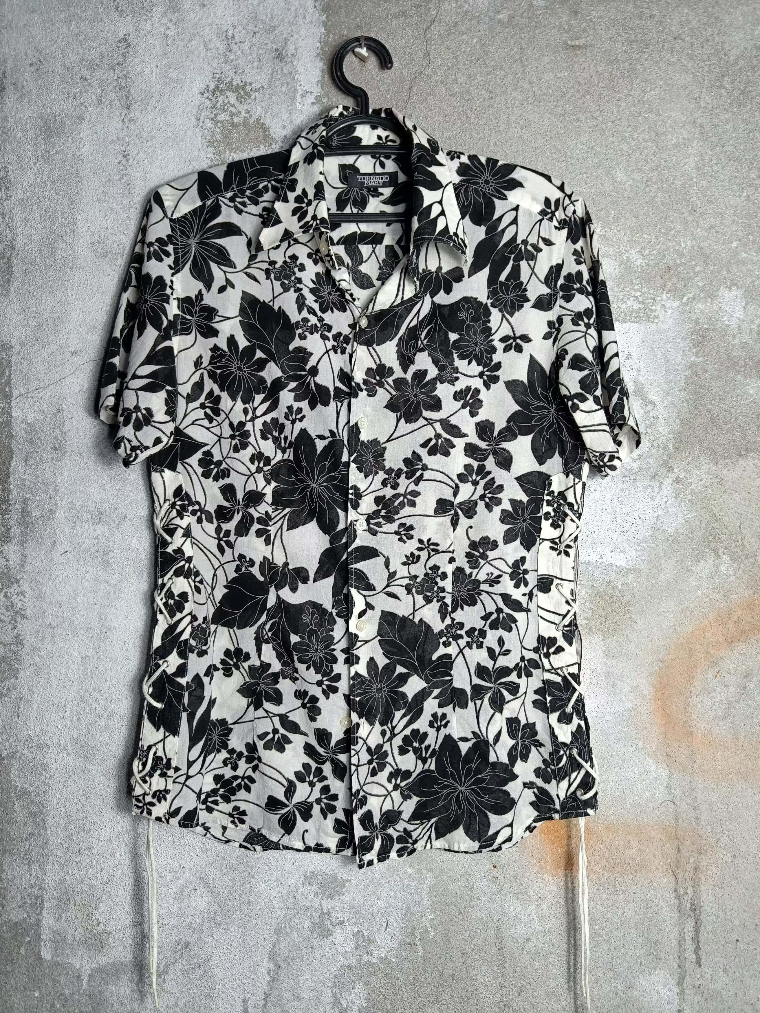 Tornado Mart Tornado Mart Side Laces Floral Printed Hawaiian Shirt Size L / US 10 / IT 46 - 3 Thumbnail