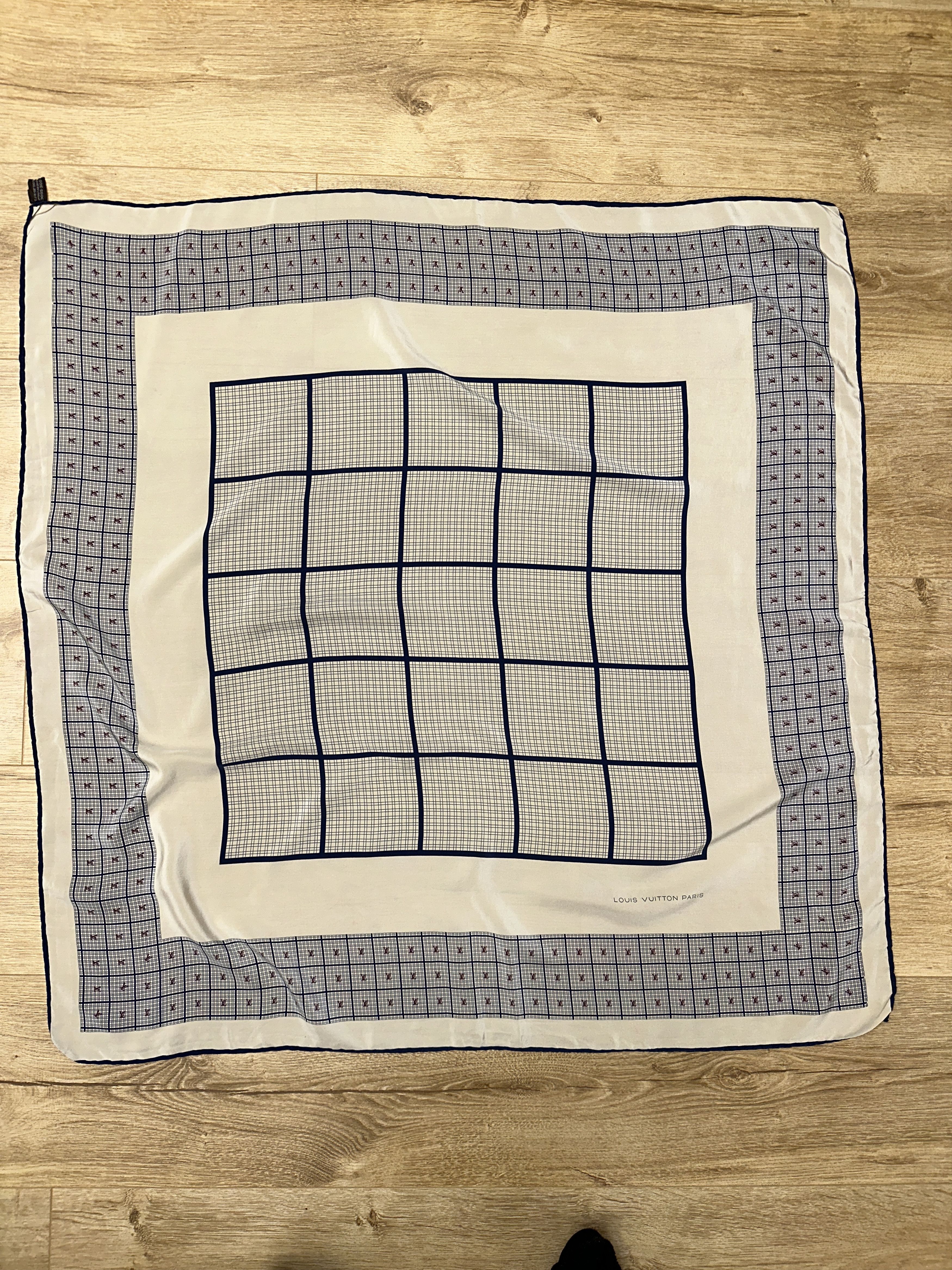 Louis Vuitton Louis Vuitton Silk Scarf Monogram Grid Square 81x83cm Size ONE SIZE - 4 Thumbnail