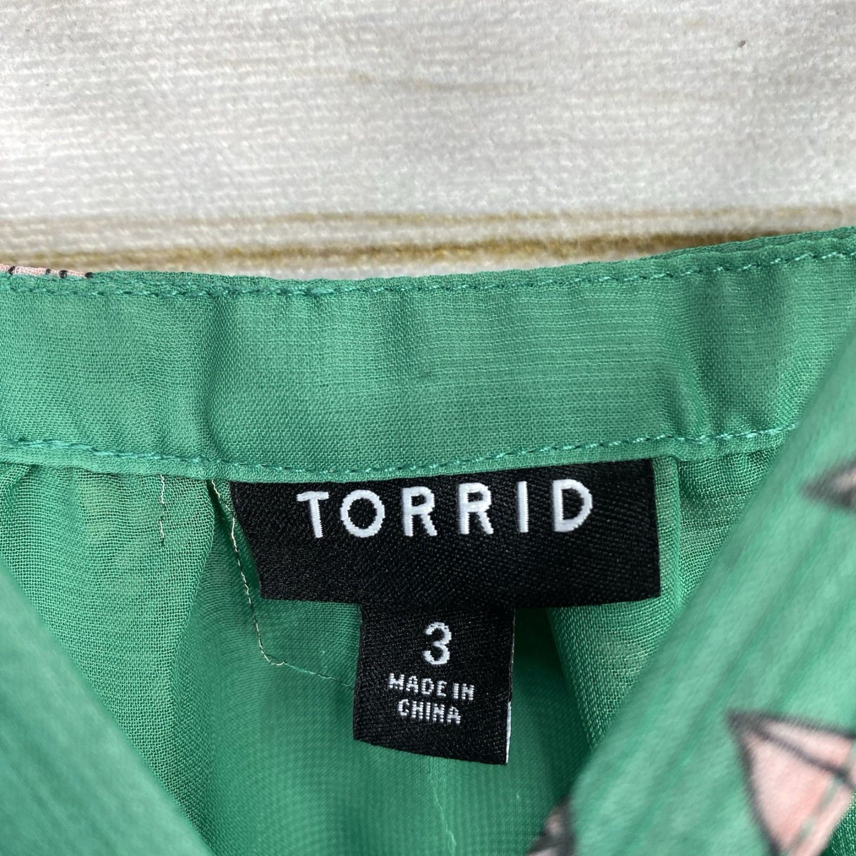 Torrid Torrid Blouse Top 3X Green Floral Cold Shoulder Sleeve Spaghetti Adjustable Strap V-Neck Polyester Bohemian Womens Size XXL / US 16-18 / IT 52-54 - 4 Thumbnail