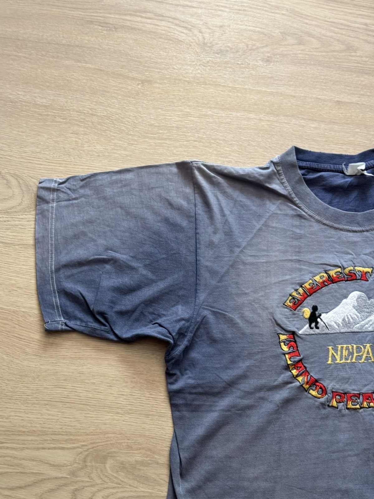 Vintage Vintage Everest Trek Nepal Sunfaded Sherpa Distressed TShirt Size US M / EU 48-50 / 2 - 3 Thumbnail