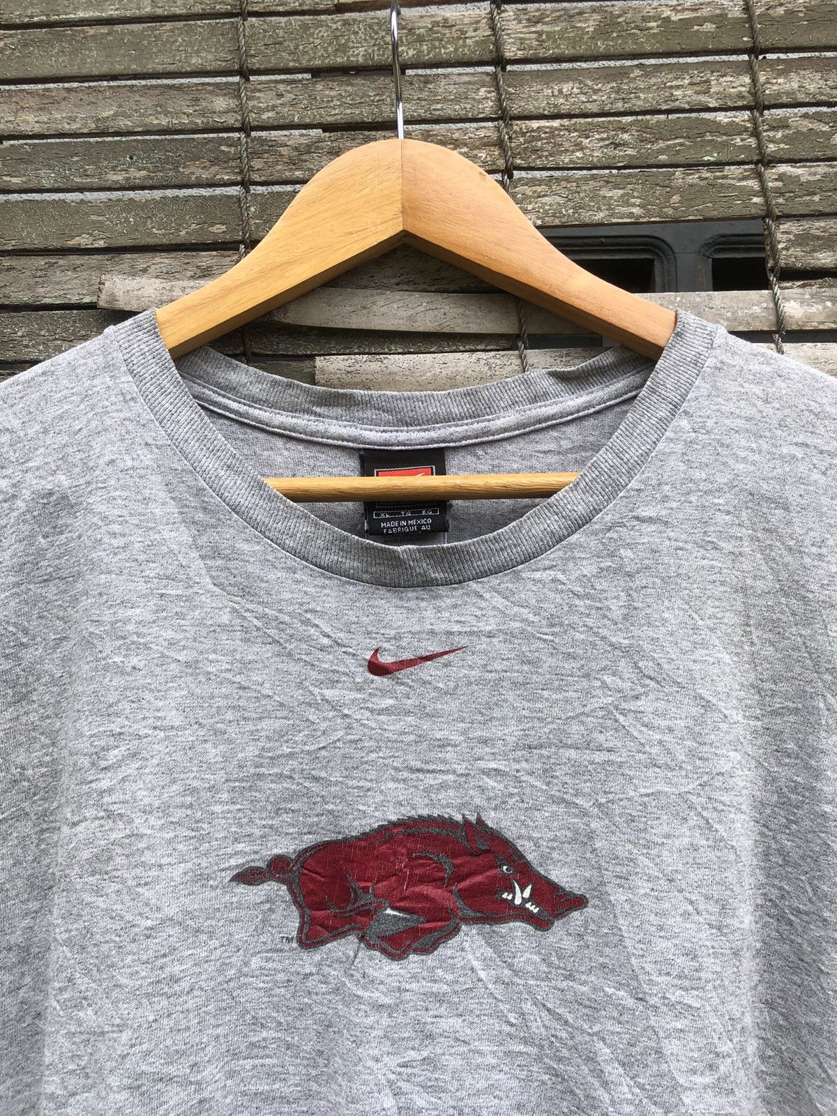 Nike Vintage 90s Nike Centre Logo Tshirt Size US XL / EU 56 / 4 - 1 Thumbnail