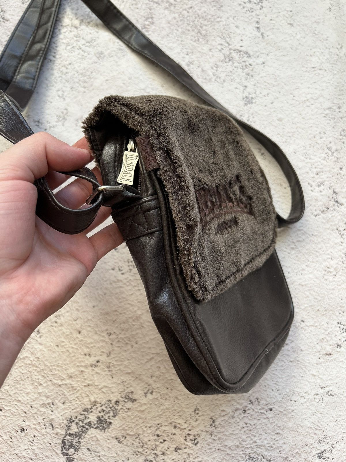 Lonsdale × Vintage Y2K Vintage Lonsdale Faux Fur Shaggy Messenger Bag Size ONE SIZE - 3 Thumbnail