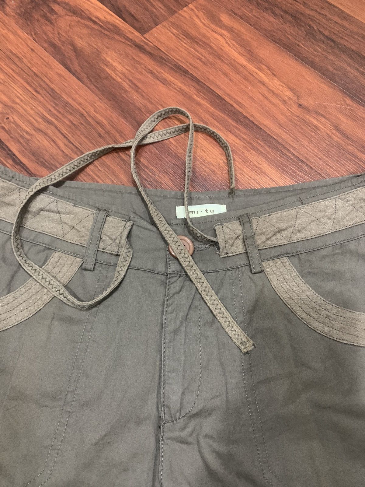 Mi-Tu Embroidered Flower Bondage Pants