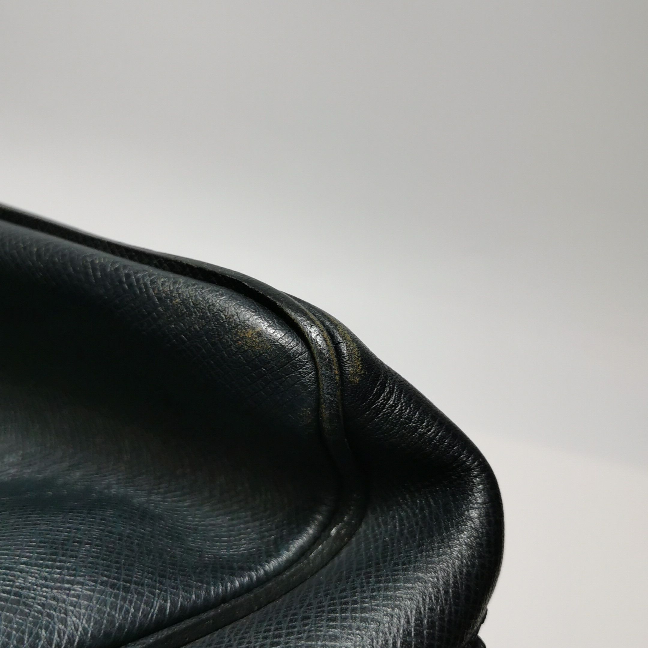 Louis Vuitton Louis Vuitton (LV) Taiga leather solid color flap letter lo Size ONE SIZE - 7 Thumbnail