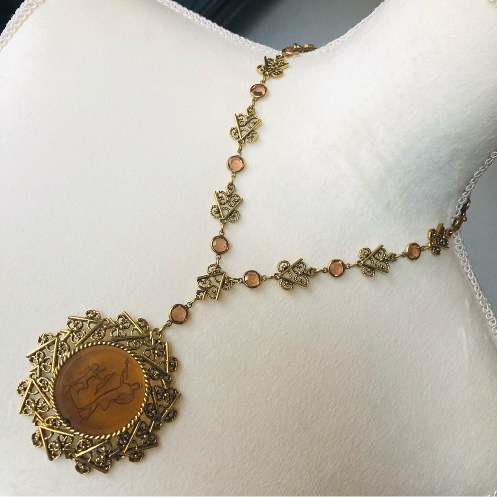 Vintage Vintage Goldette large glass intaglio Cupid cameo necklace Size ONE SIZE - 1 Thumbnail