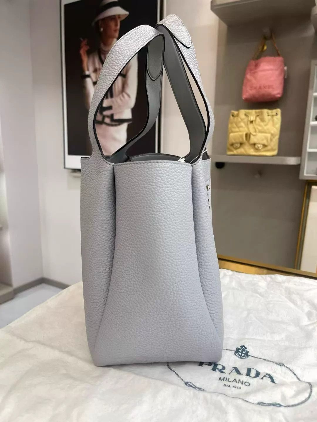 Prada Prada Flou M Logo Leather Handbag 99 New Dust Bag Size ONE SIZE - 2 Thumbnail