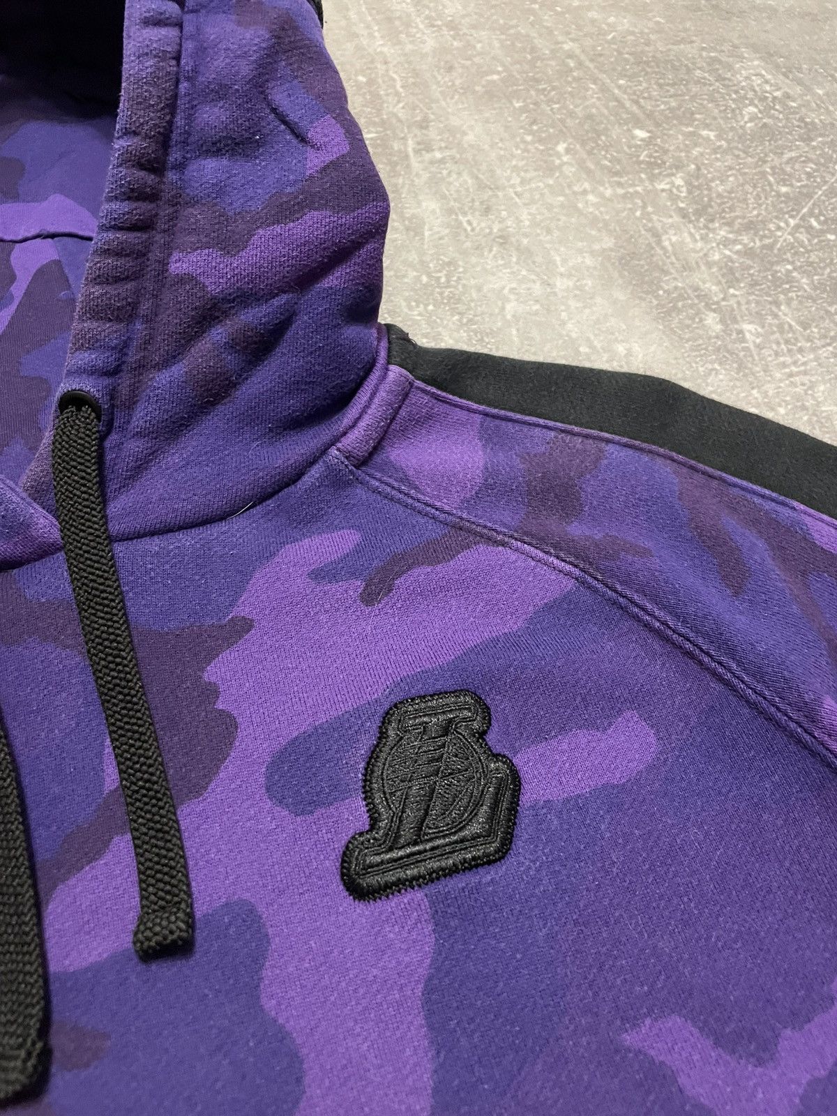NBA × Nike Vintage Nike NBA LA Lakers Lebron Hoodie Purple Camo Size US M / EU 48-50 / 2 - 8 Thumbnail