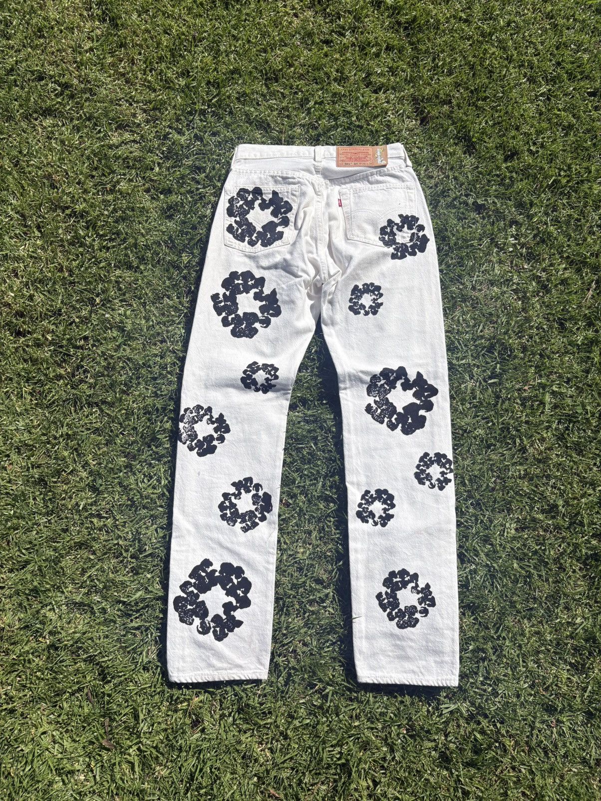 DENIM TEARS RARE Denim Tears White Cotton Wreath Levi’s Jeans Size 29 Size US 29 - 2 Thumbnail