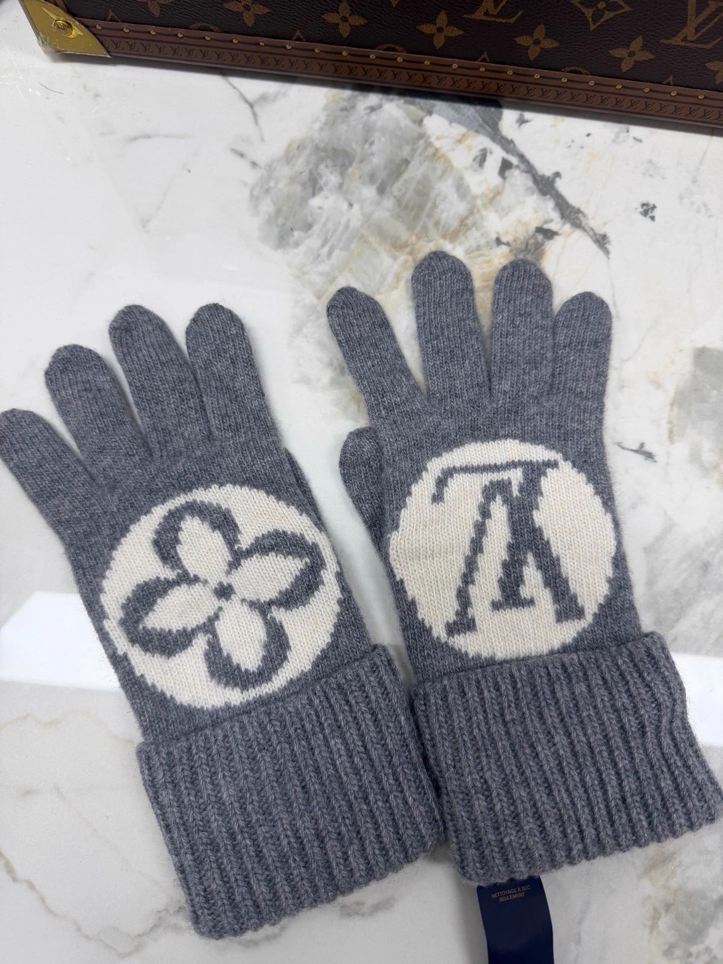 Louis Vuitton LV grey knit gloves S Brand New Size ONE SIZE - 2 Thumbnail