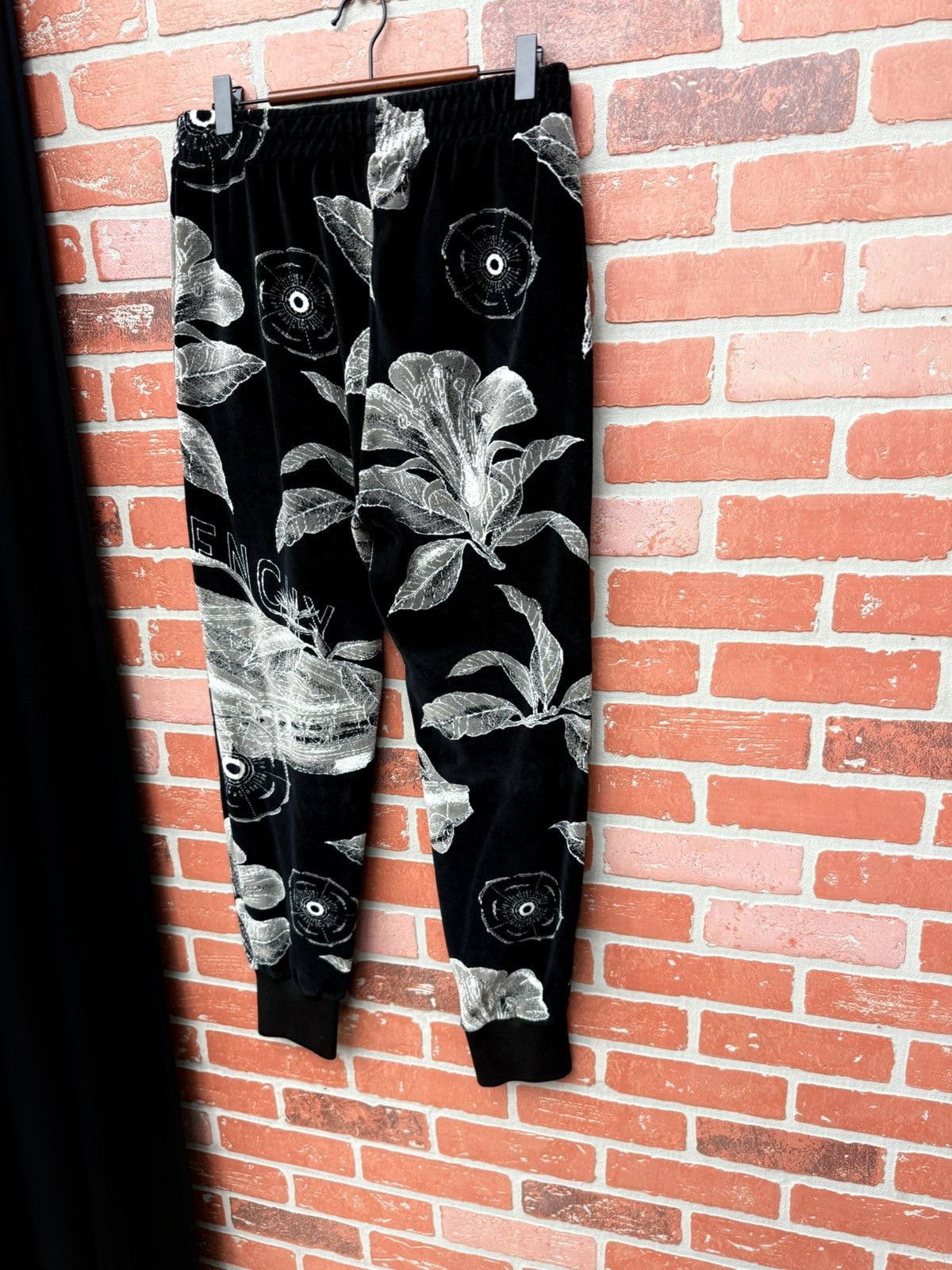 Givenchy Givenchy velvet floral lounge pants size M Size US 32 / EU 48 - 7 Thumbnail