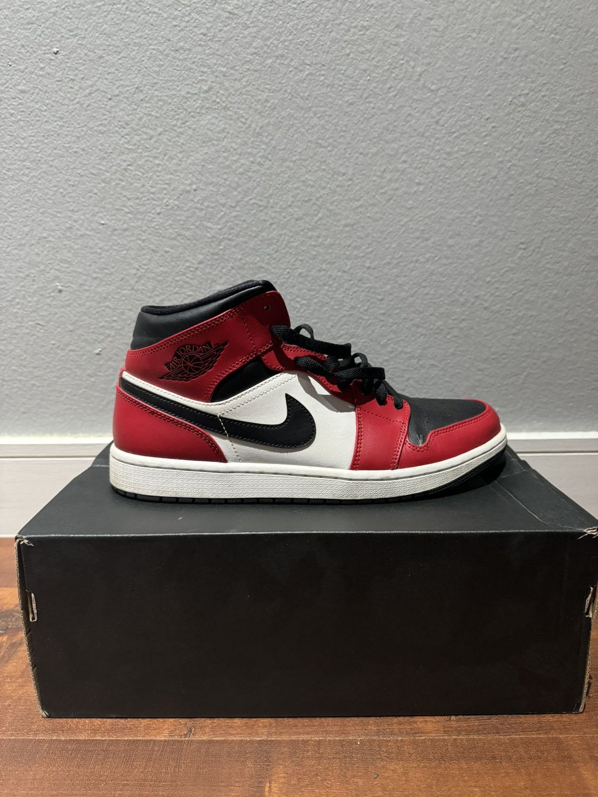 Jordan Brand Jordan 1 Mid Chicago Toe Size US 10.5 / EU 43-44 - 2 Thumbnail