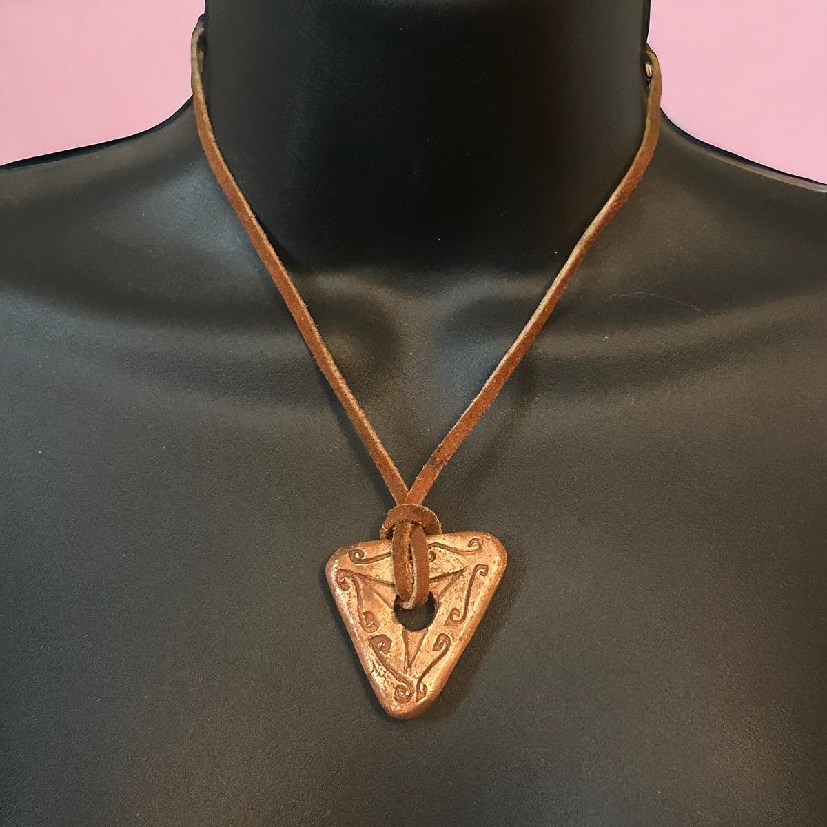 Vintage Vintage tribal carved arrowhead suede cord necklace Size ONE SIZE - 1 Thumbnail