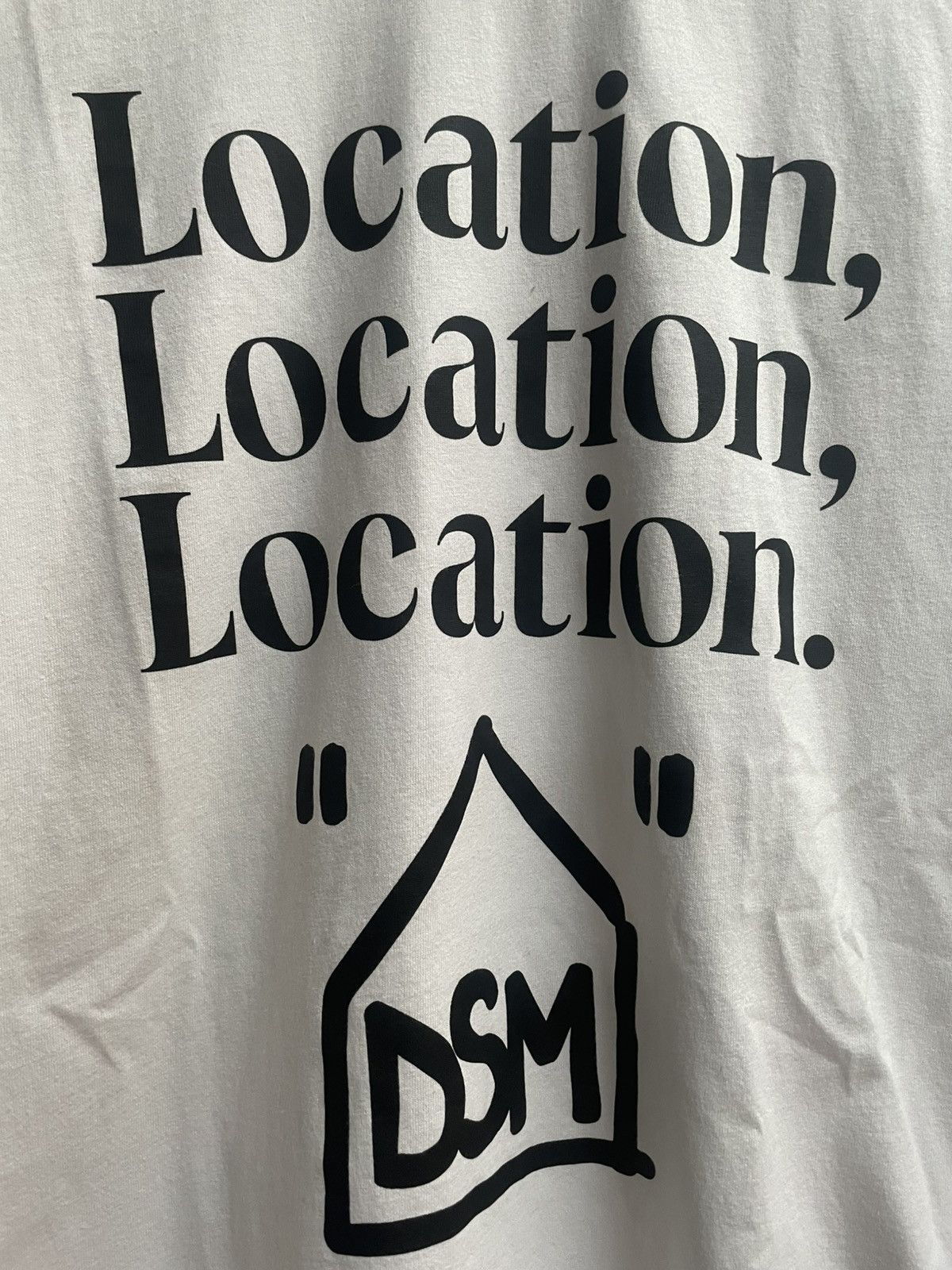 Off-White Off White x DSM “Location” White Tee Size US M / EU 48-50 / 2 - 2 Thumbnail