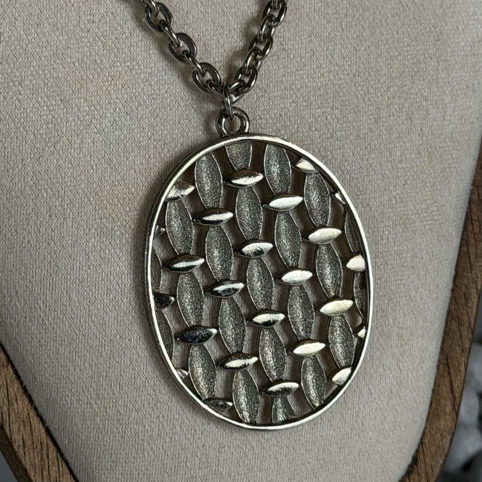 Other VTG 1970s Lisner Silver-Tone Oval Cut-Out Pendant Necklace Size ONE SIZE - 3 Thumbnail