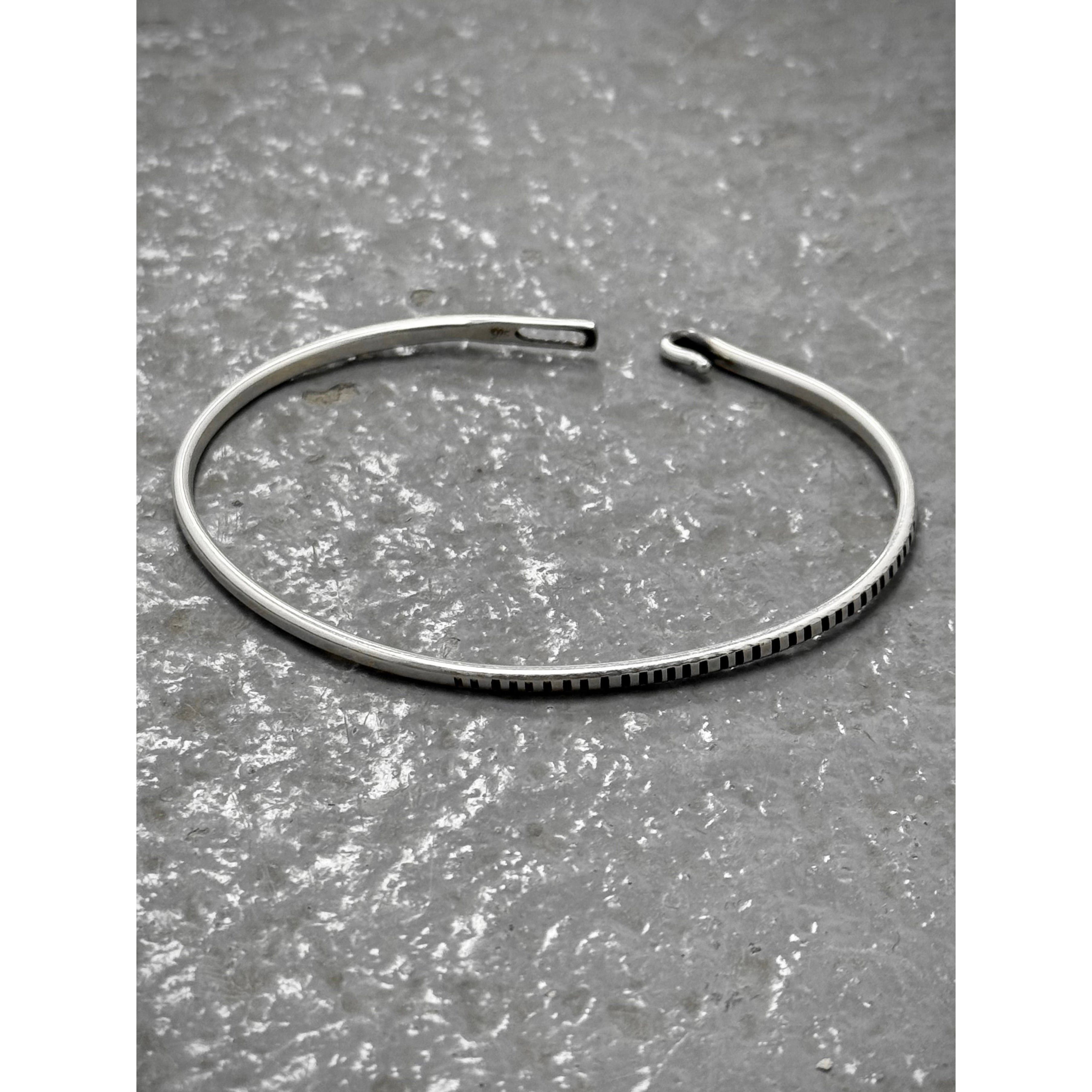 Werkstatt Munchen WERKSTATT:MÜNCHEN 'M2640SITR' .925 Silver Trace Hook Bangle Size ONE SIZE - 1 Thumbnail
