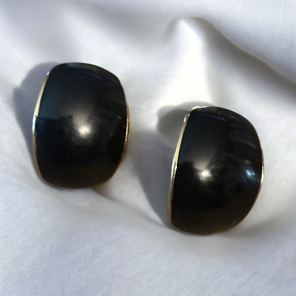 Other × Vintage Vintage Napier black enamel curved screw back earrings Size ONE SIZE - 1 Thumbnail