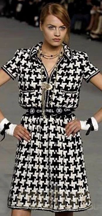 Chanel Chanel Vintage Women's Suit Size XS / US 0-2 / IT 36-38 - 1 Thumbnail