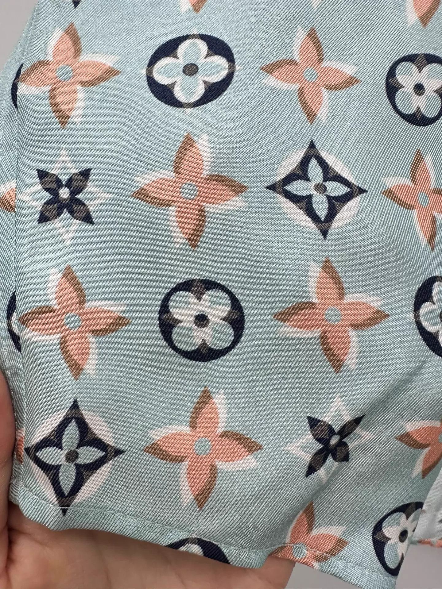 Louis Vuitton Louis Vuitton All Over Print Shirt 40 BNWT Size M / US 6-8 / IT 42-44 - 5 Thumbnail