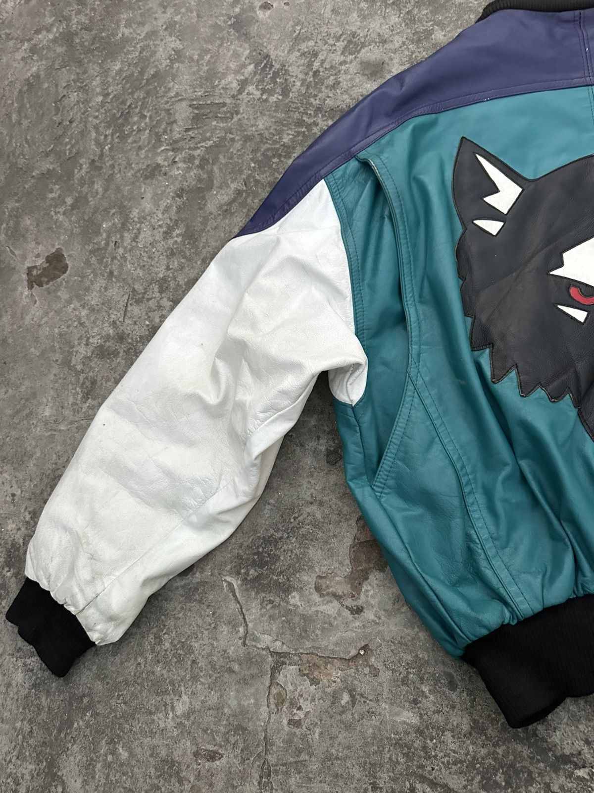 Vintage Vintage 90s Leather Bomber Jacket – Wolf Back Graphic Size US L / EU 52-54 / 3 - 9 Thumbnail