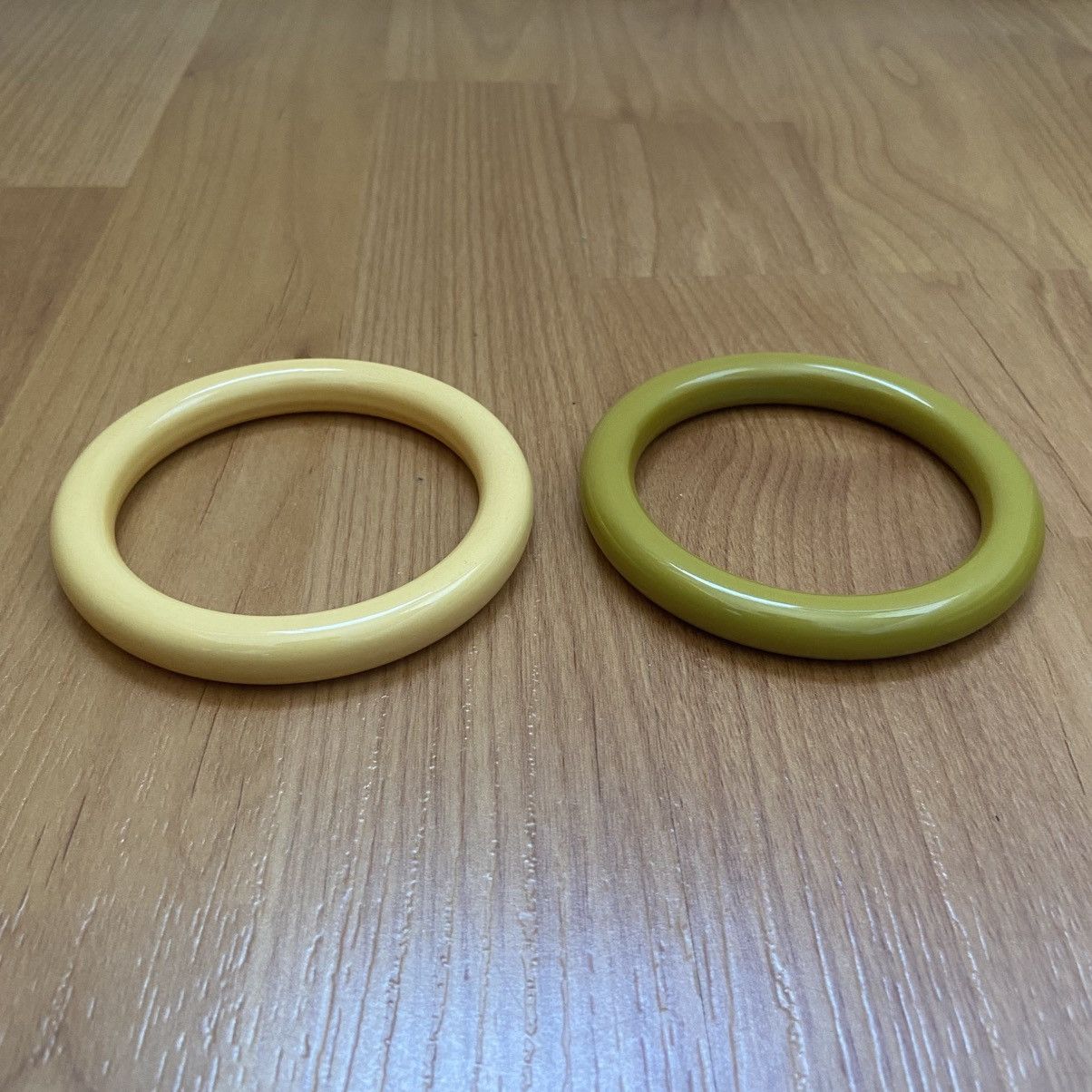 Vintage Bakelite Avocado Creamy Corn Vintage Bangle Bracelet Bundle Size ONE SIZE - 2 Thumbnail