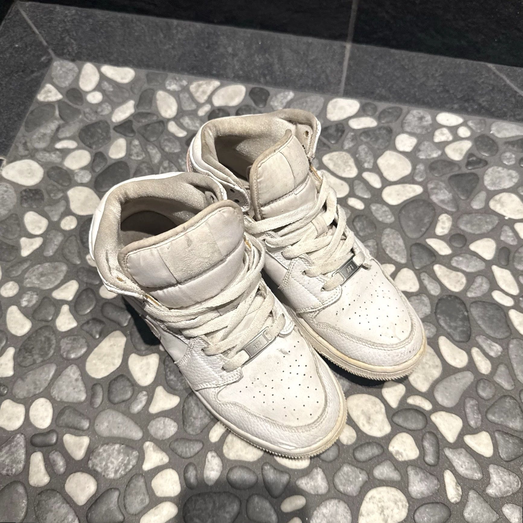 Jordan Brand Nike Air Jordan 1 Mid White Pink Trainers Women Size 5Y 554725-130 Sneaker Leather White Size US 5 / IT 35 - 4 Thumbnail
